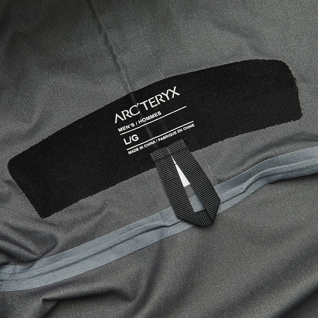 Alpha SV Hooded GORE-TEX Shell Jacket D38022654 — view 4