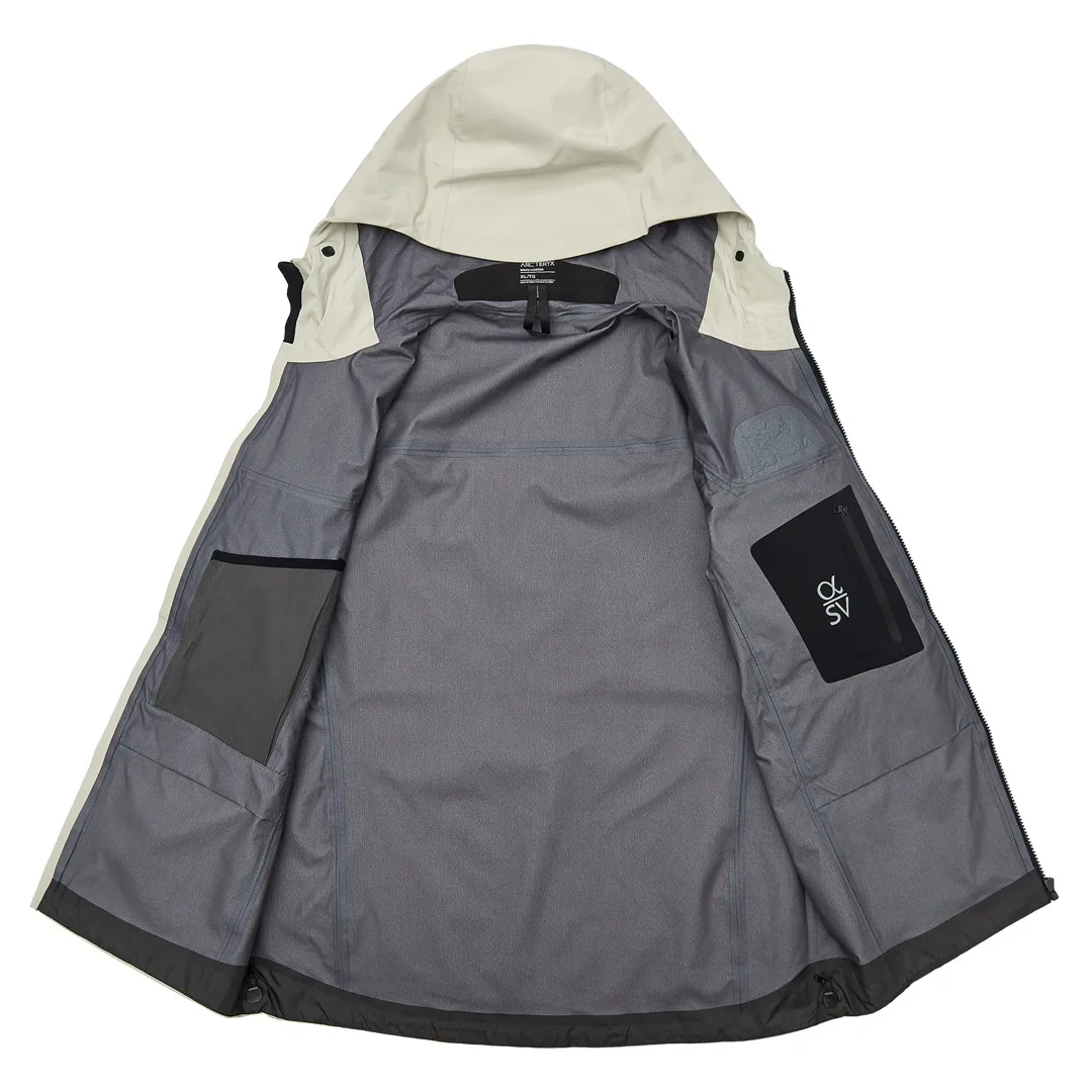 Alpha SV Hooded GORE-TEX Shell Jacket D38022656 — view 2