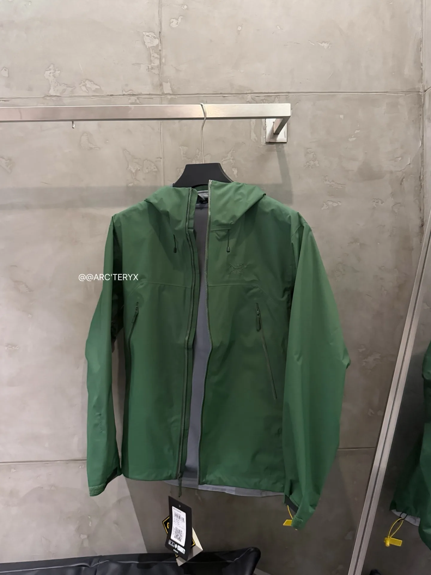 Beta SL GORE-TEX Hooded Shell Jacket D38022812 — view 4