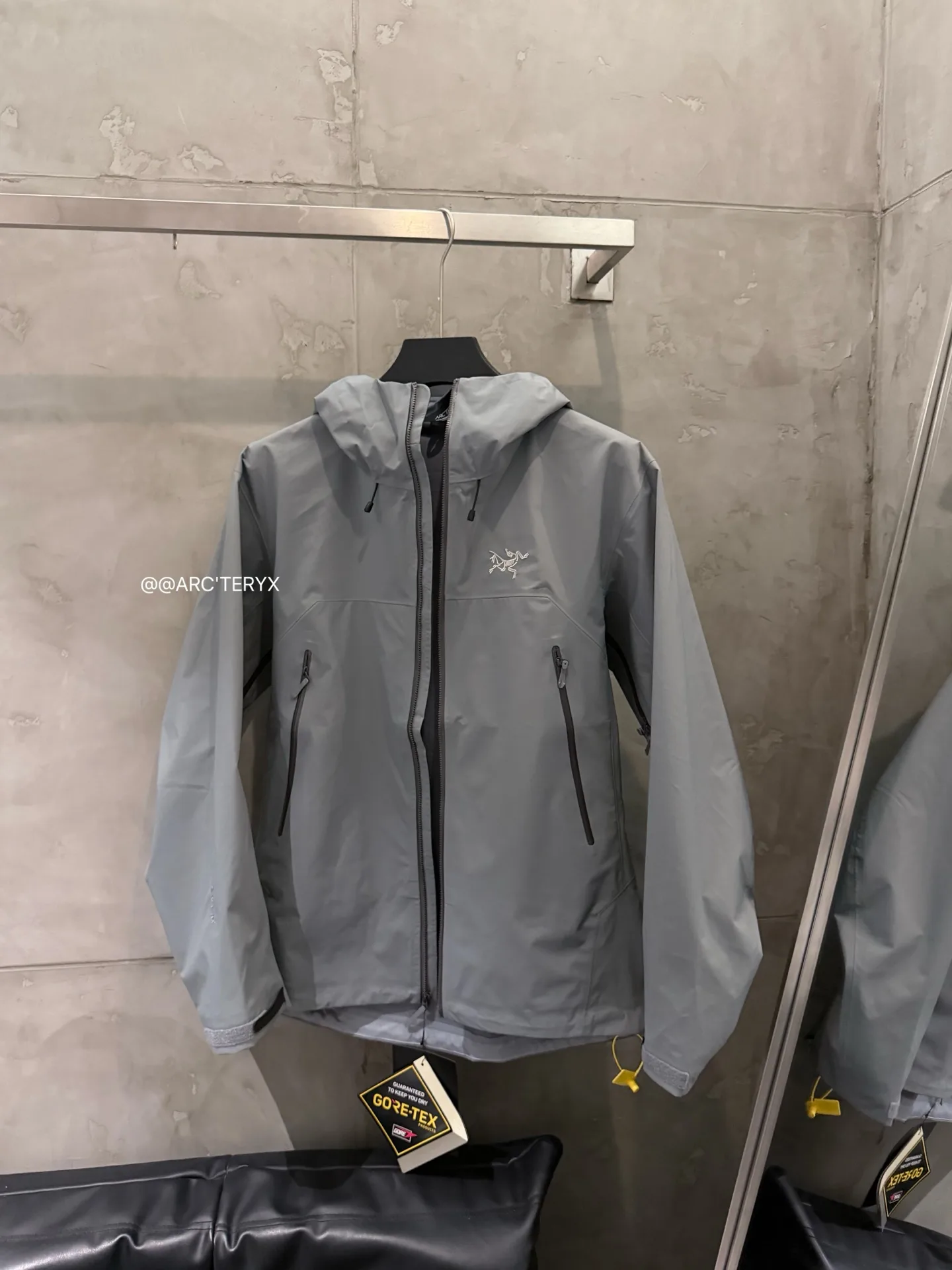 Beta SL GORE-TEX Hooded Shell Jacket D38022810 — view 4