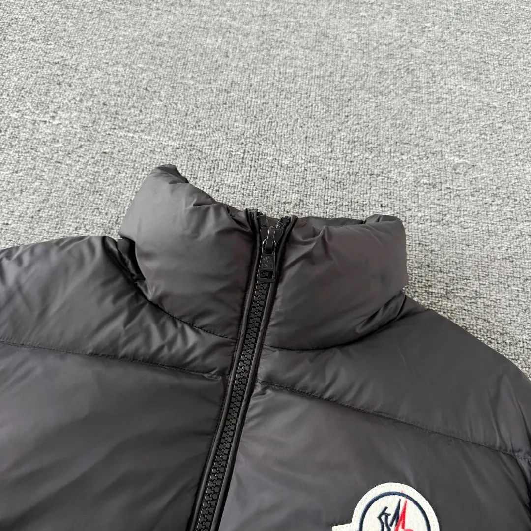 Moncler Logo-Patch Down Puffer Jacket D38023423 — view 3