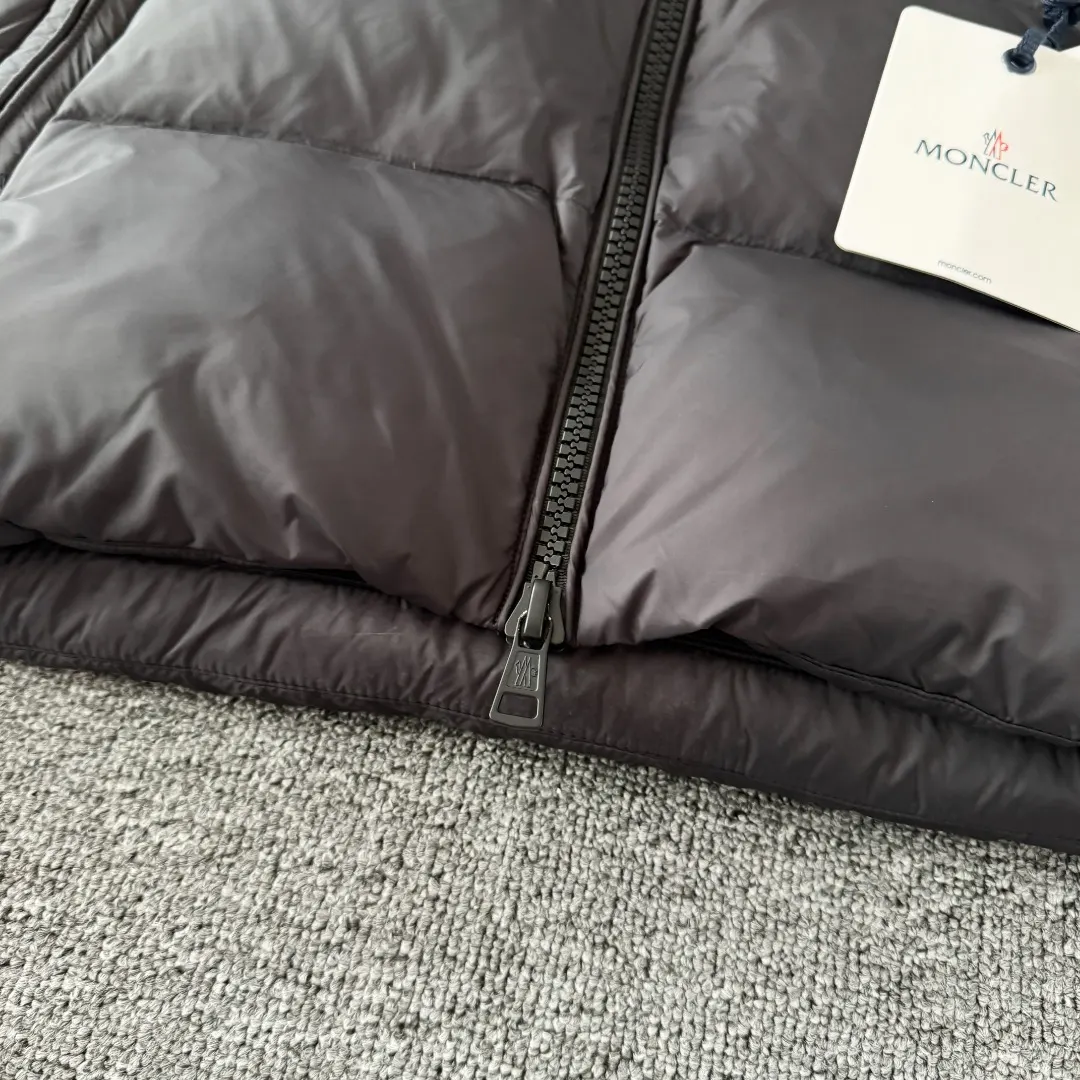 Moncler Logo-Patch Down Puffer Jacket D38023423 — view 7