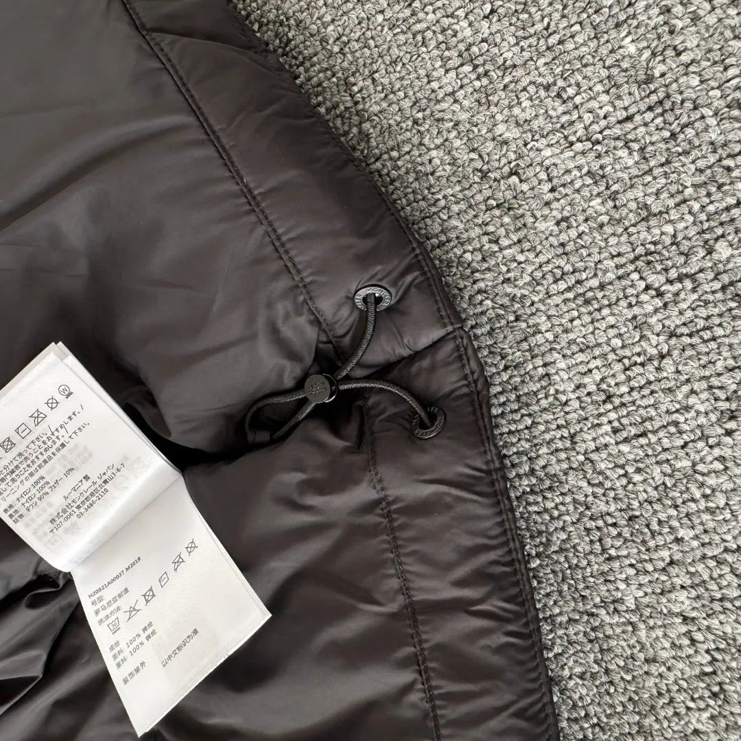 Moncler Logo-Patch Down Puffer Jacket D38023423 — view 11