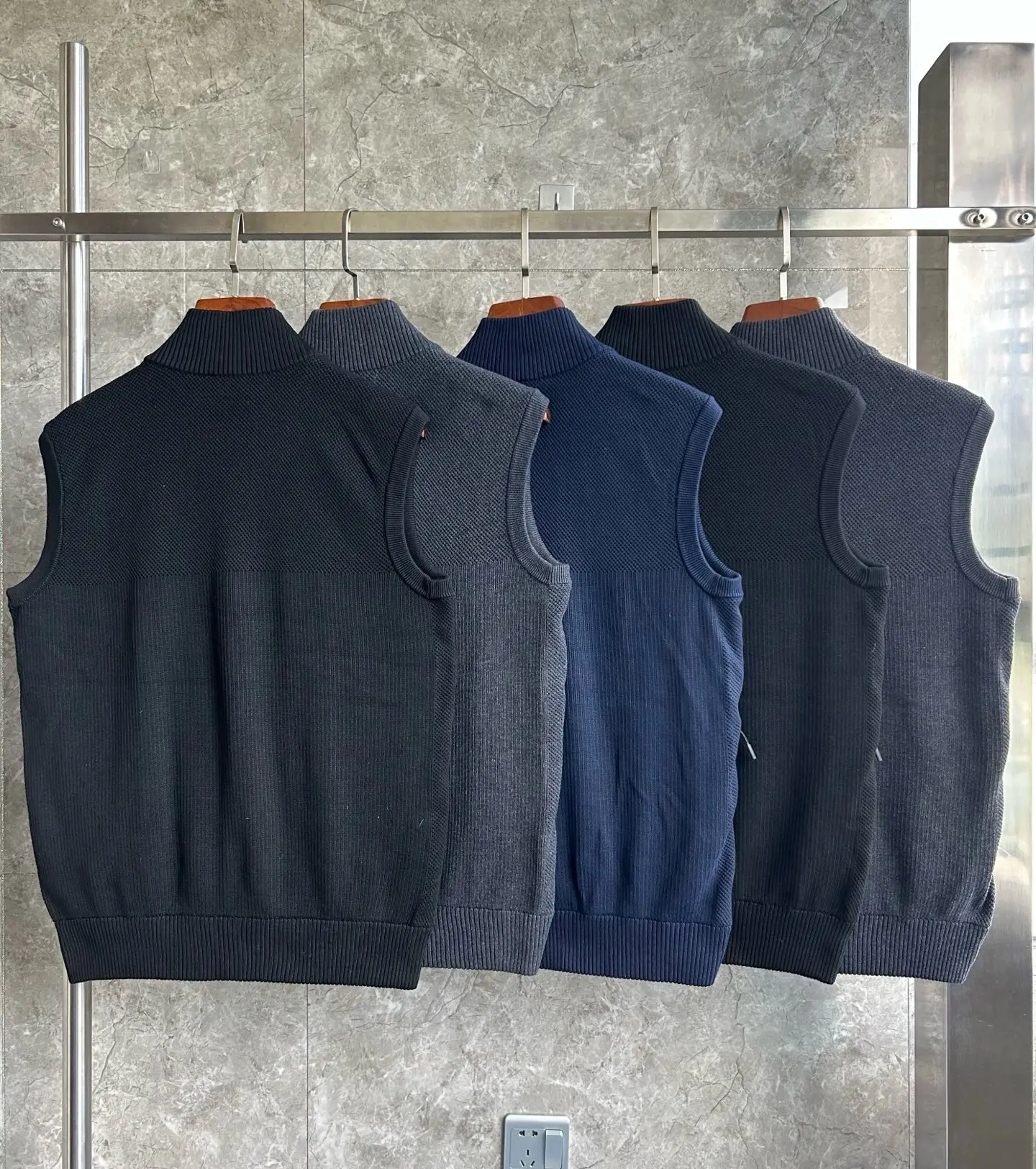 HyBridge Knit Down-Filled Gilet D40022728 — view 4