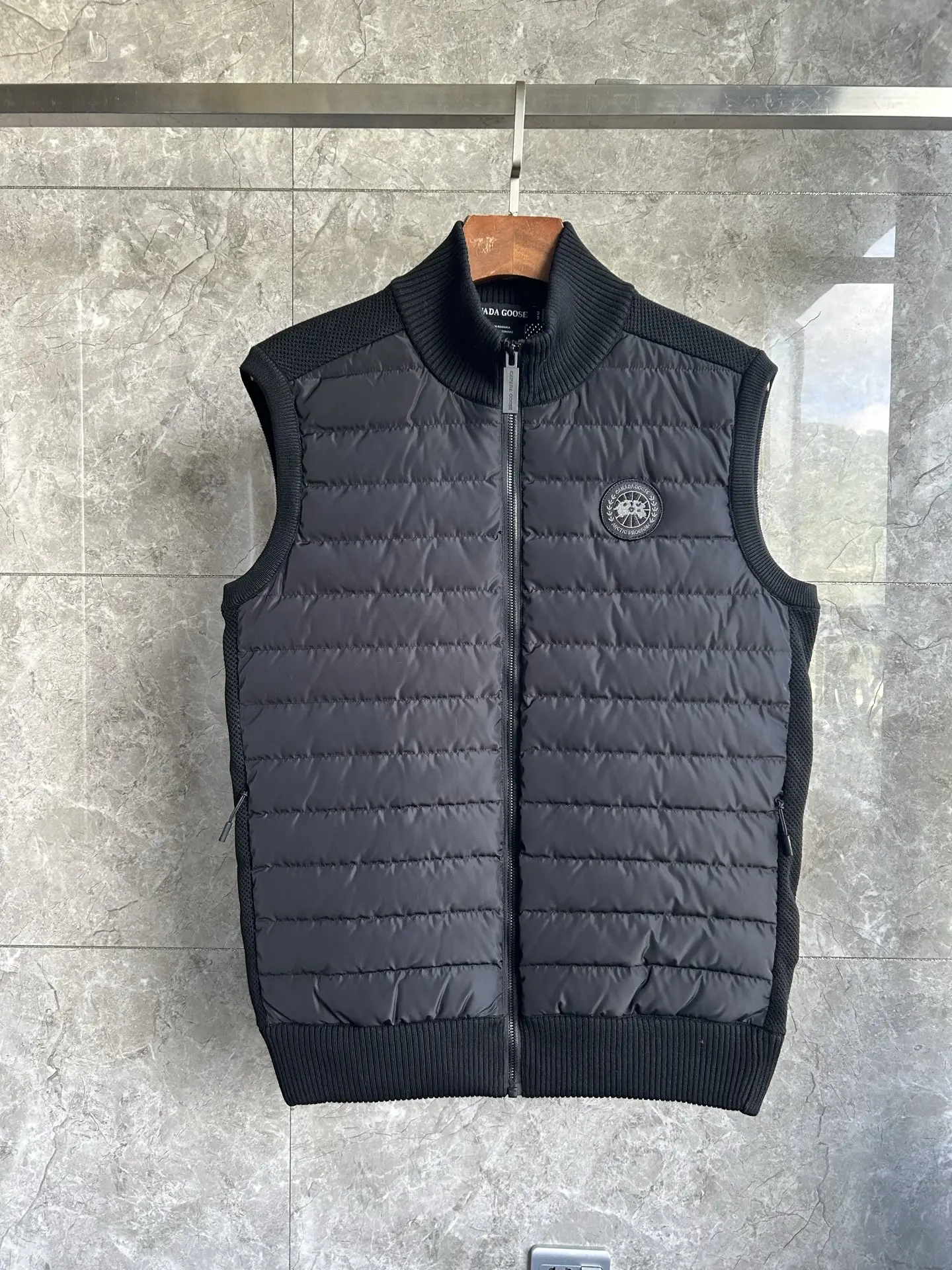 HyBridge Knit Down-Panelled Gilet D40022729