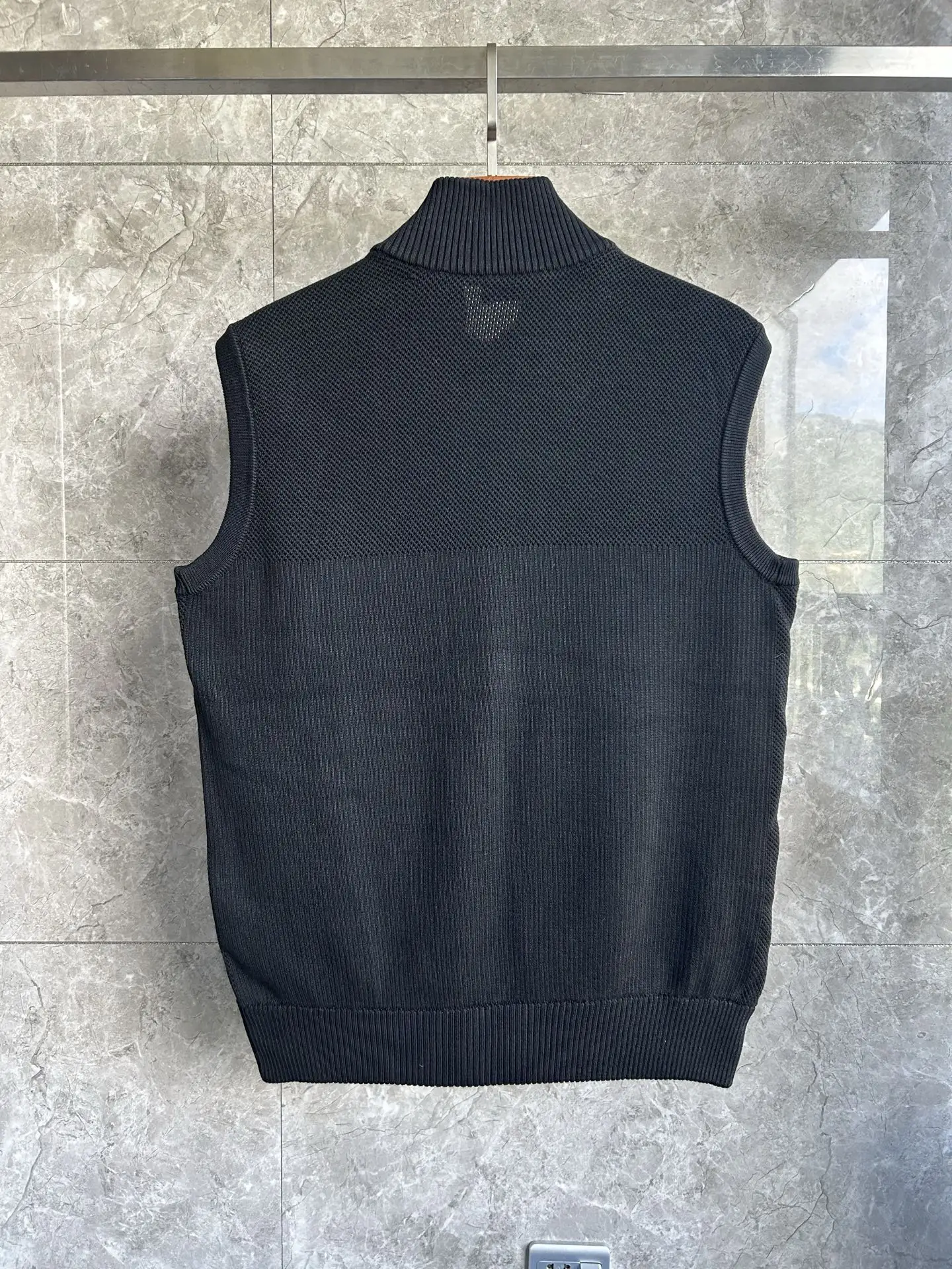 HyBridge Knit Down-Panelled Gilet D40022729 — view 2