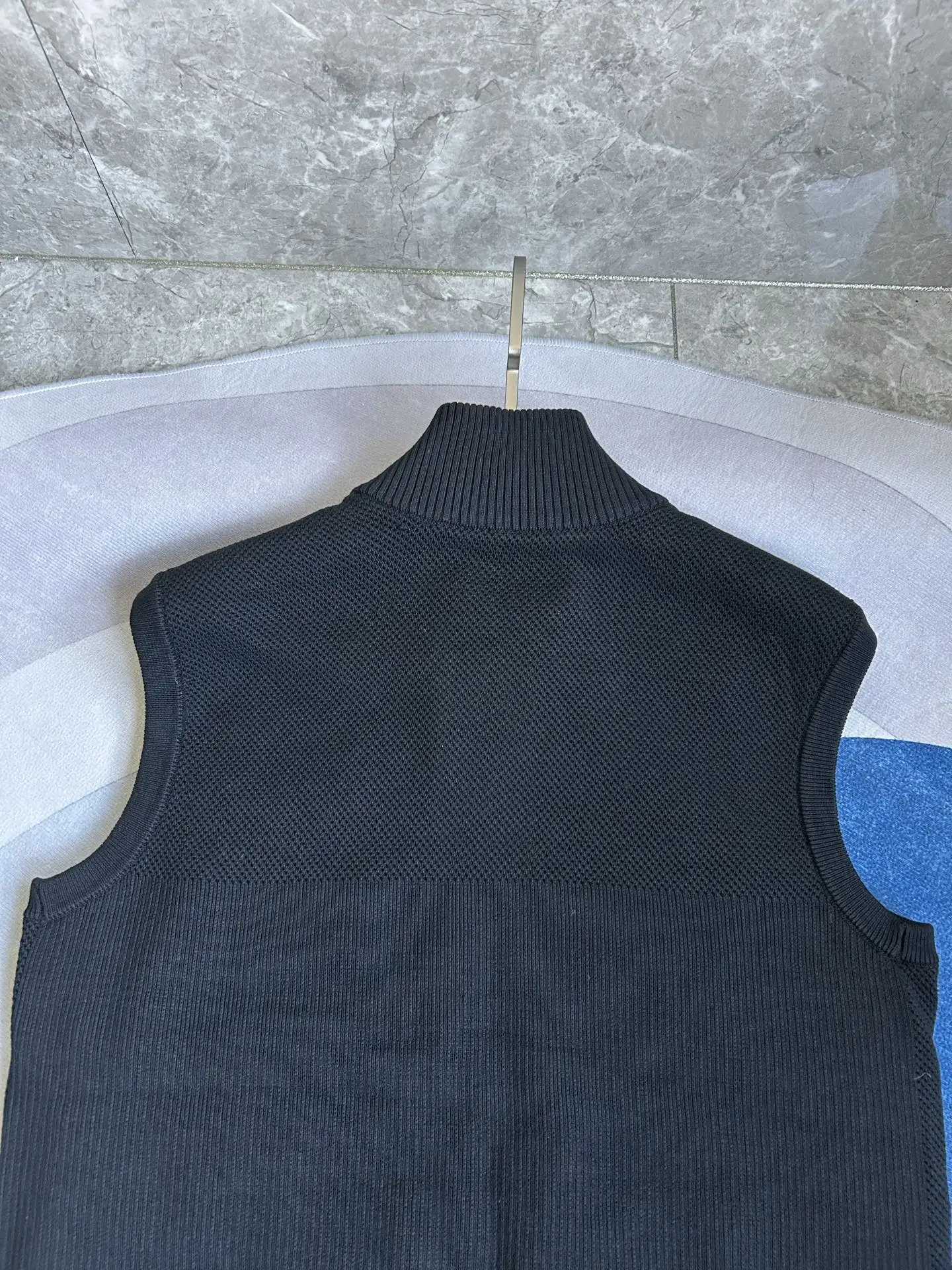 HyBridge Knit Down-Panelled Gilet D40022729 — view 16