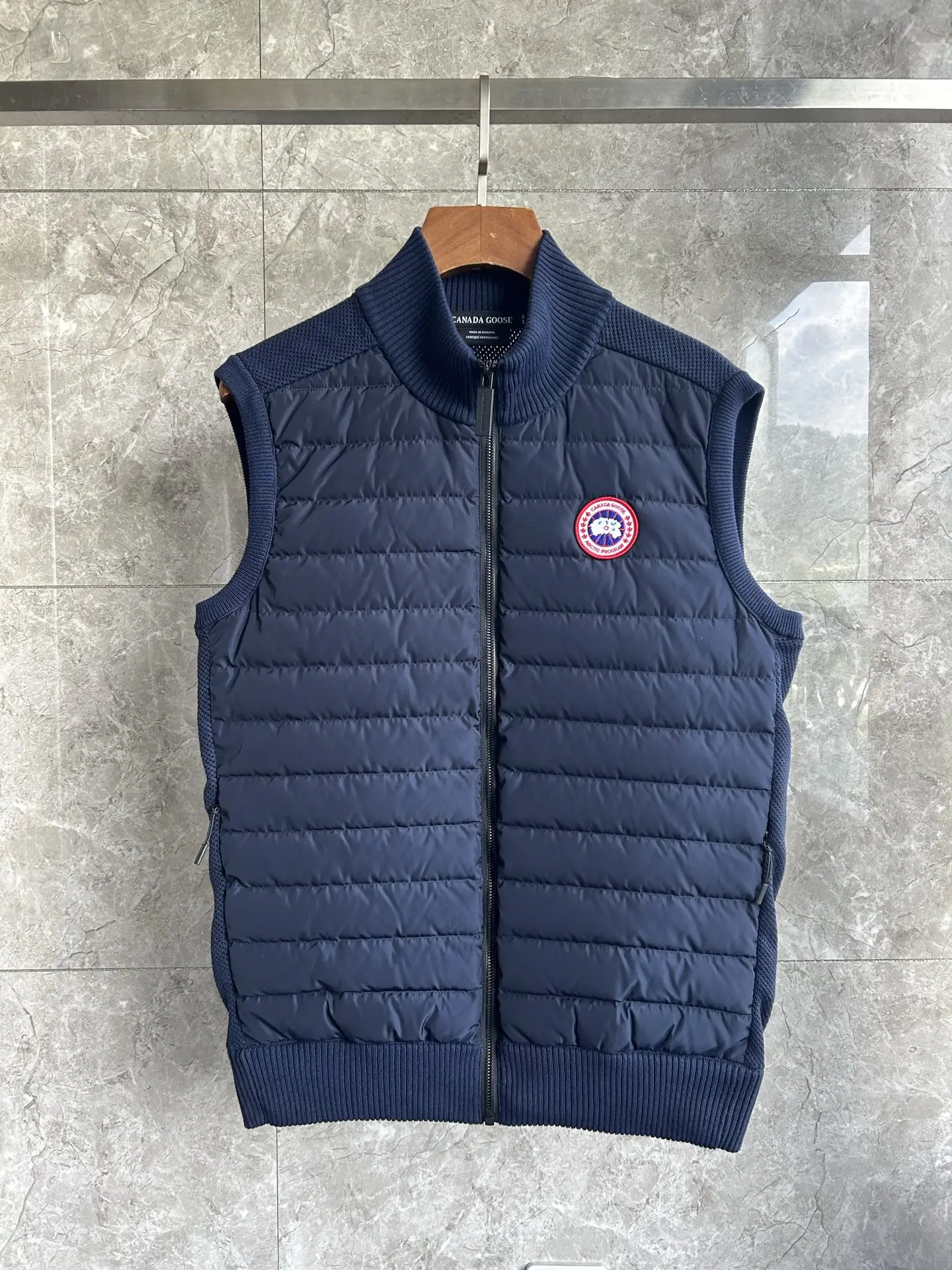 HyBridge Quilted Knit Gilet D40022731