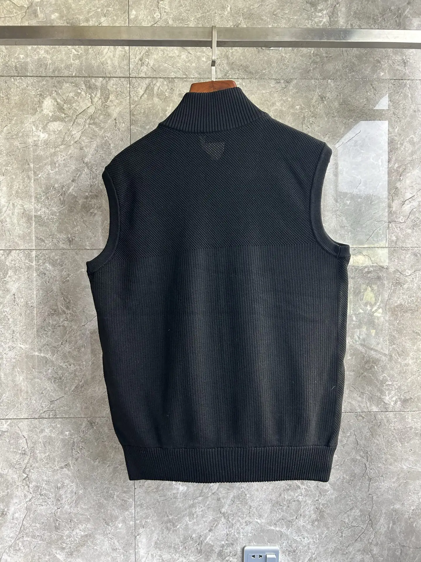 HyBridge Knit Gilet D40022732 — view 2
