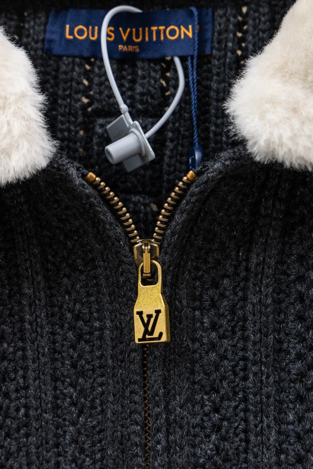 Shearling-Collar Wool and Cashmere-Blend Cardigan D40023433 — view 4