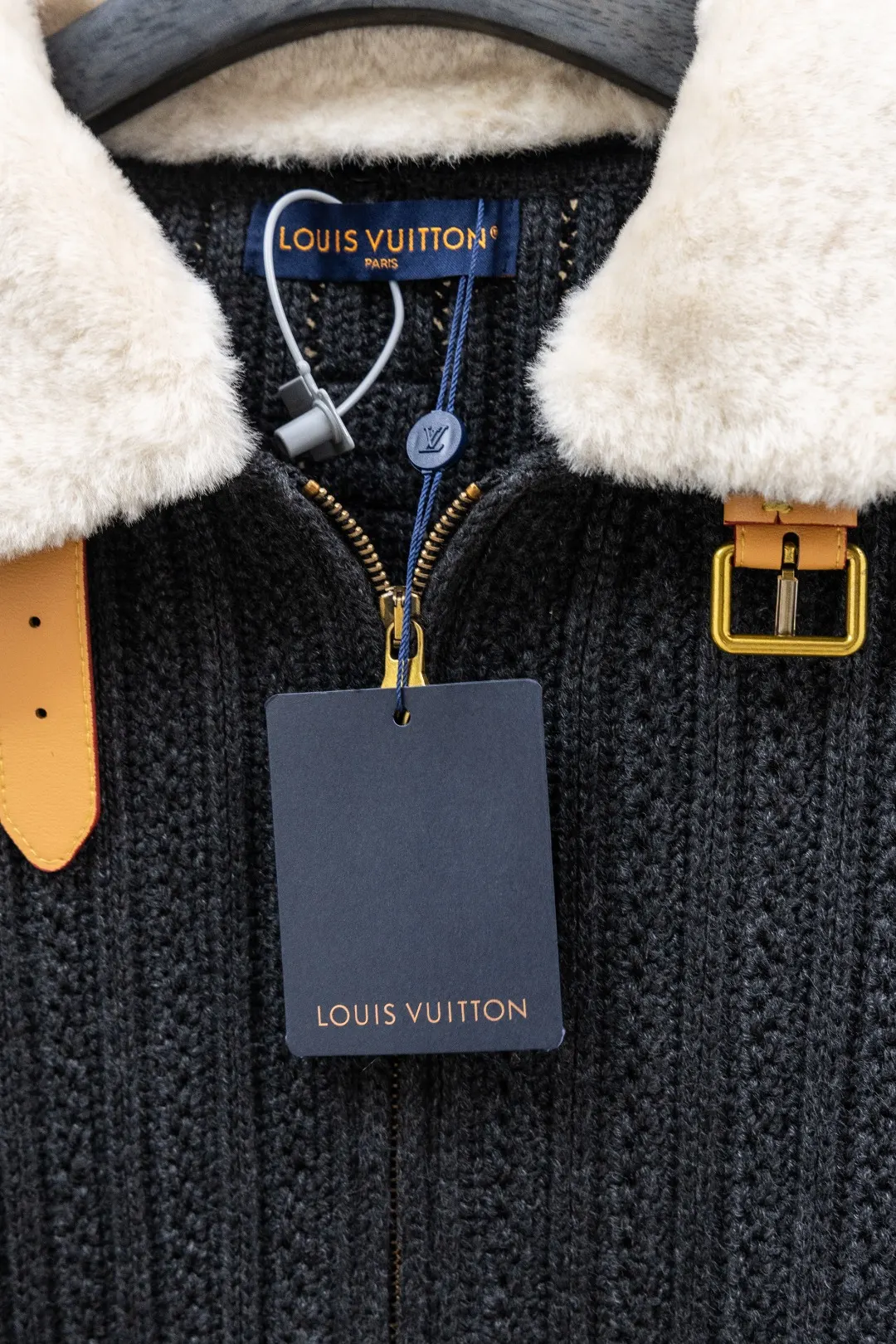 Shearling-Collar Wool and Cashmere-Blend Cardigan D40023433 — view 9