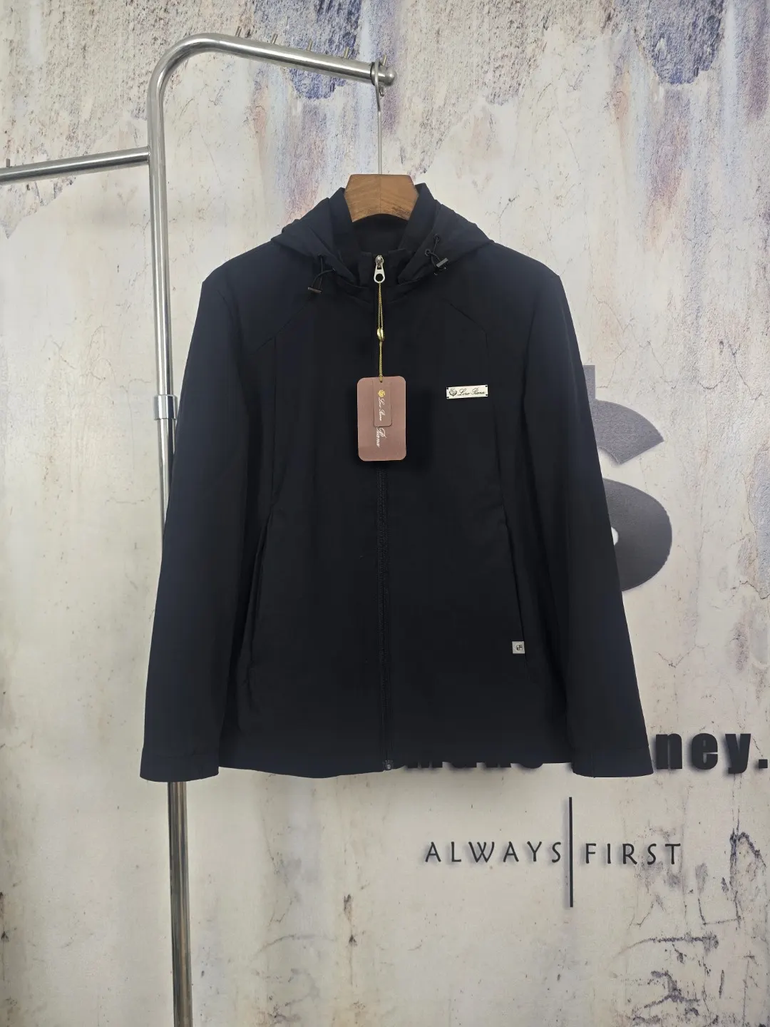 Hooded Technical Shell Jacket D41523301