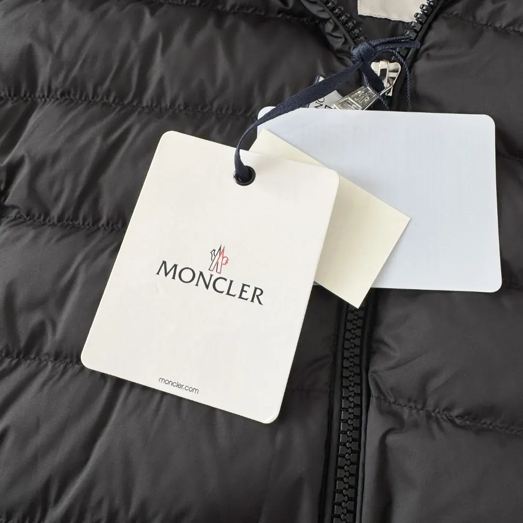Hooded Lightweight Quilted Down Jacket D42023419 — view 4