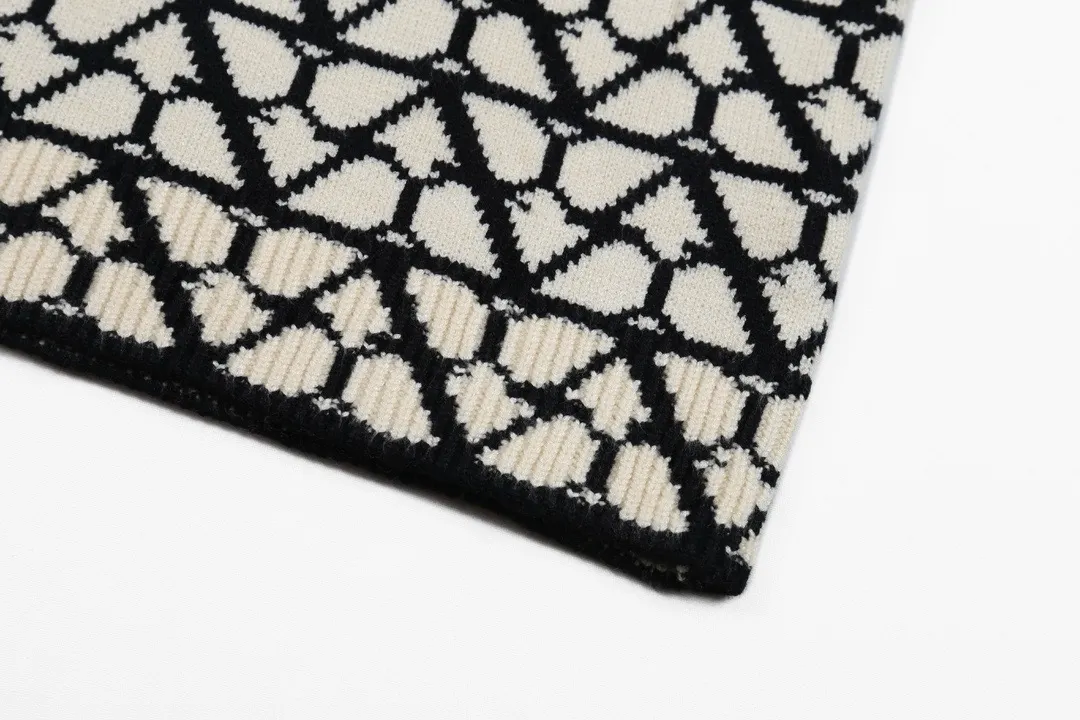 V-Logo Monogram Jacquard Crew-Neck Sweater D21022104 — view 4