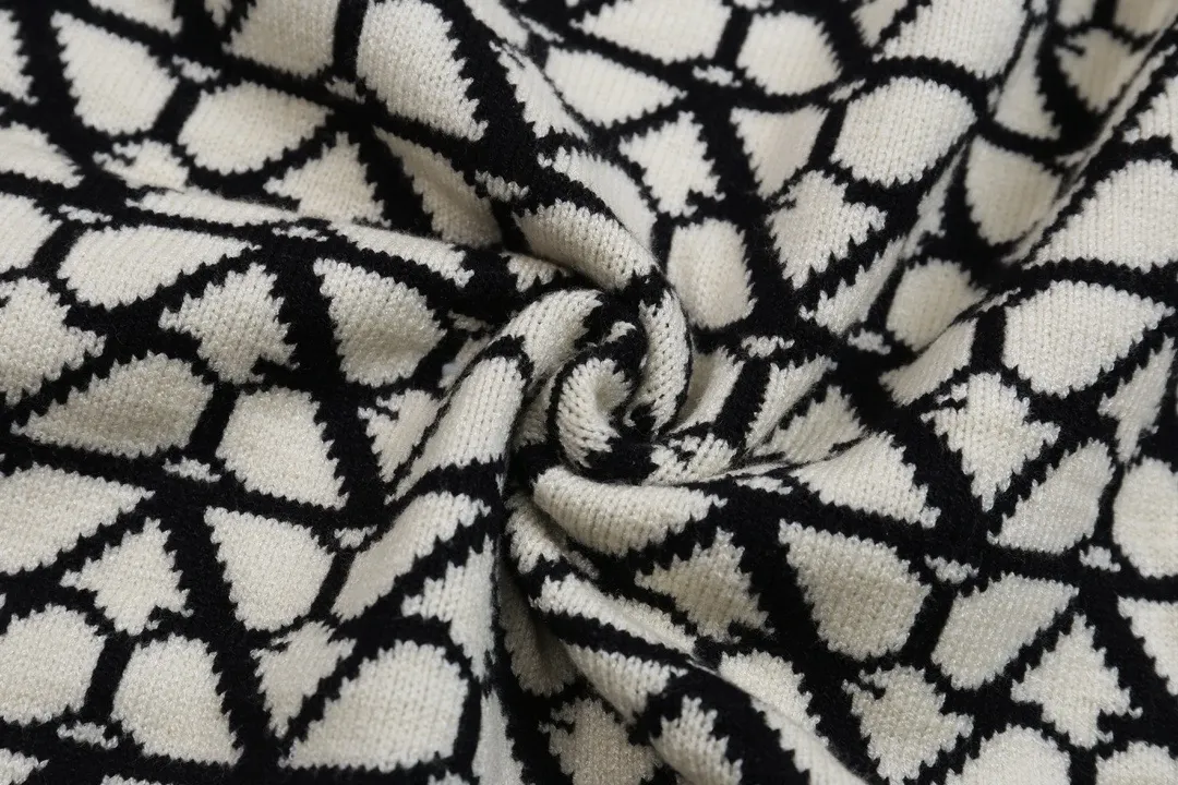 V-Logo Monogram Jacquard Crew-Neck Sweater D21022104 — view 5