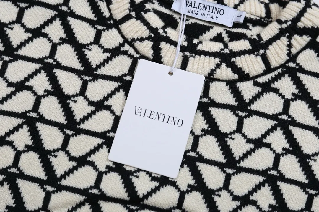 V-Logo Monogram Jacquard Crew-Neck Sweater D21022104 — view 6