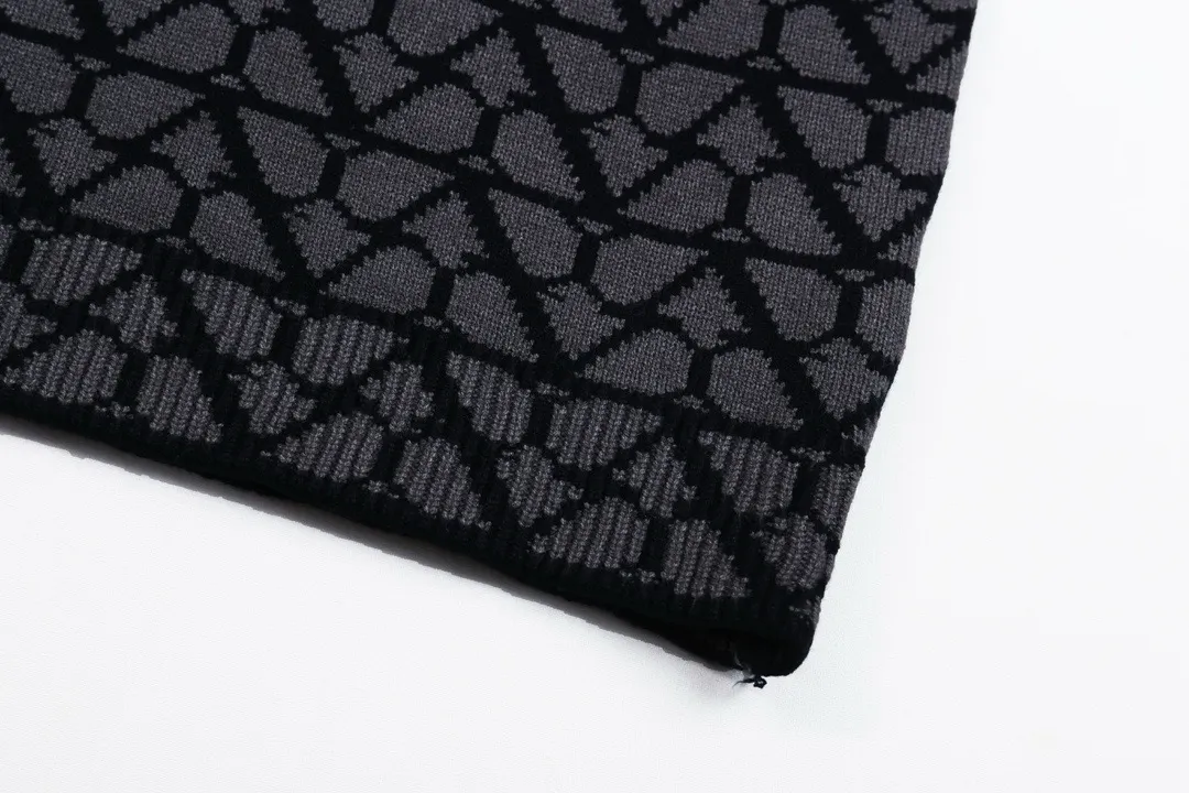 V-Logo Monogram Jacquard Crew-Neck Sweater D21022106 — view 7