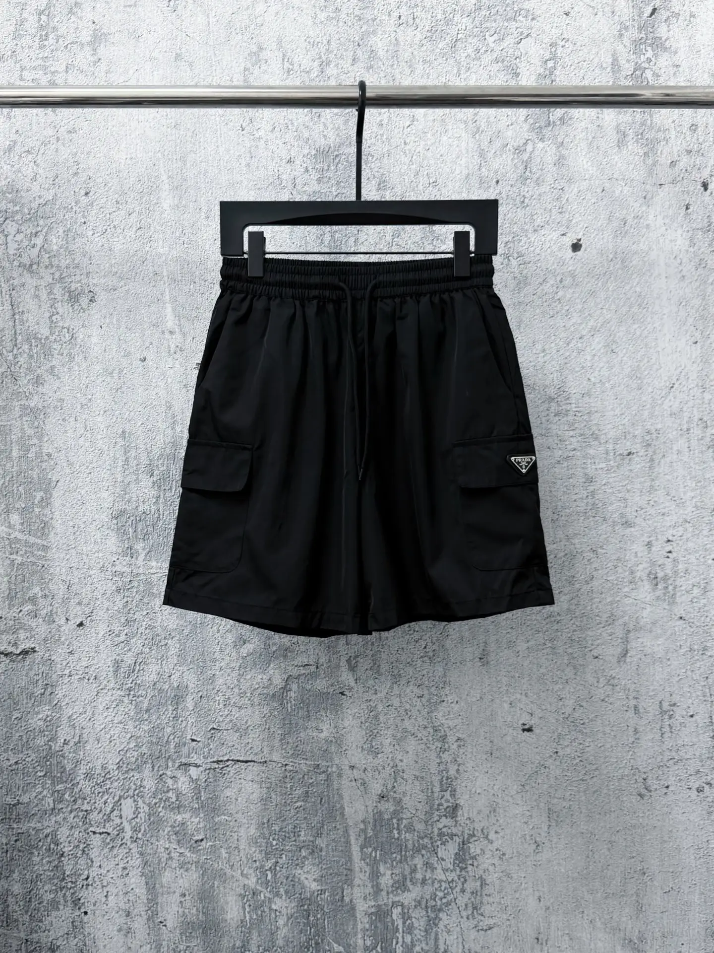Logo-Plaque Re-Nylon Cargo Shorts D17011283