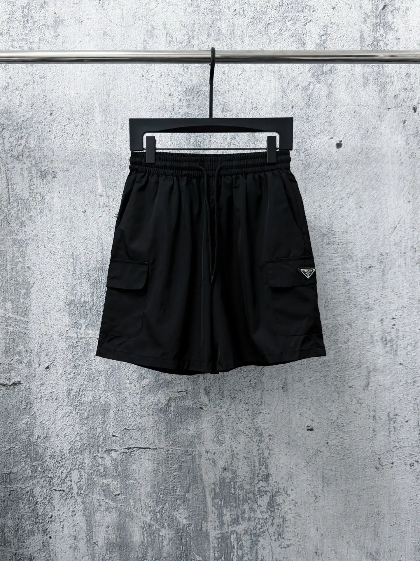Logo-Plaque Re-Nylon Cargo Shorts D17011283