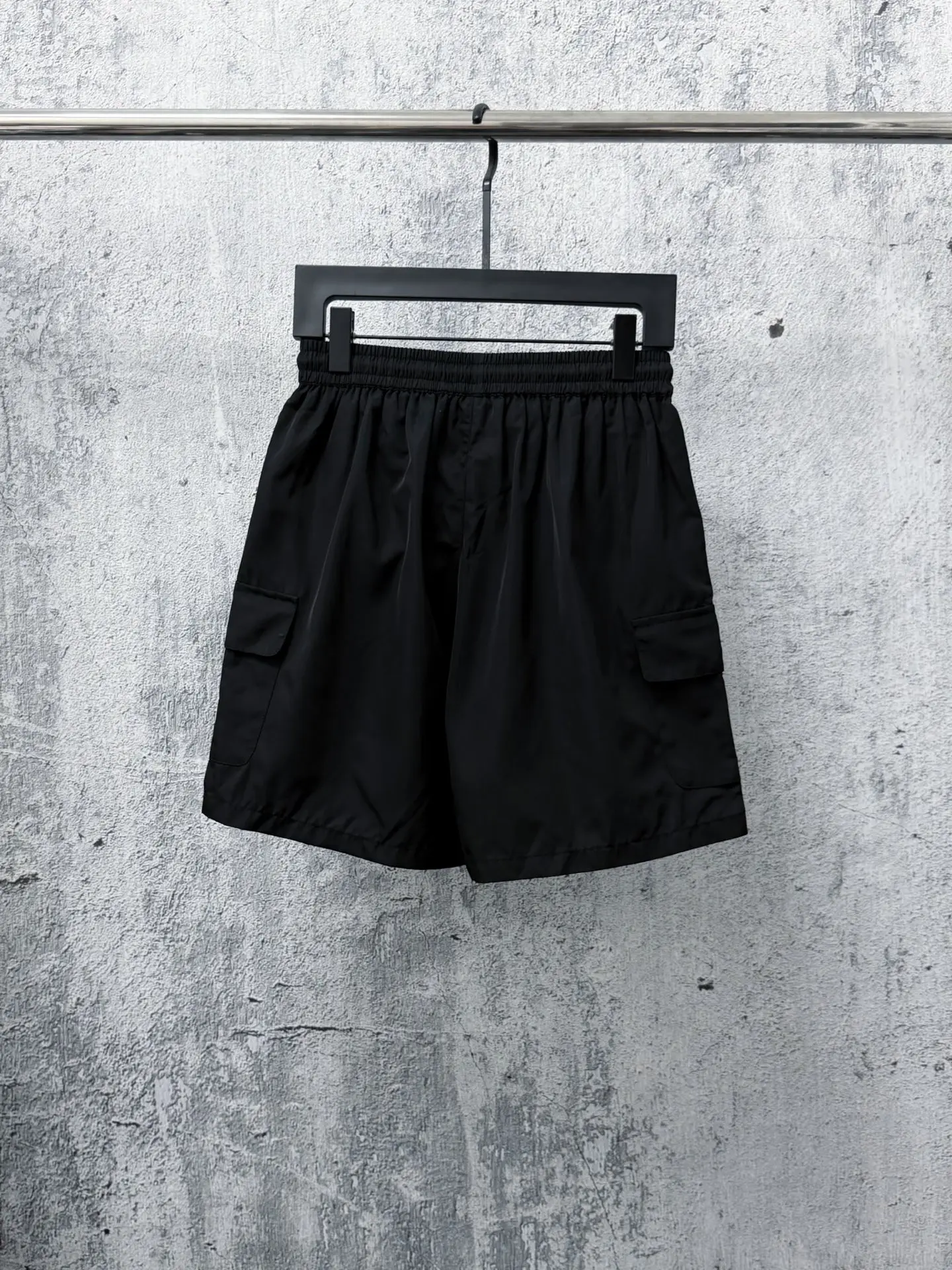 Logo-Plaque Re-Nylon Cargo Shorts D17011283 — view 2