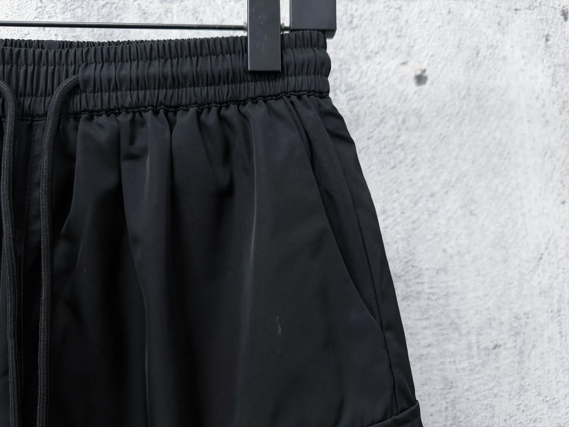 Logo-Plaque Re-Nylon Cargo Shorts D17011283 — view 3