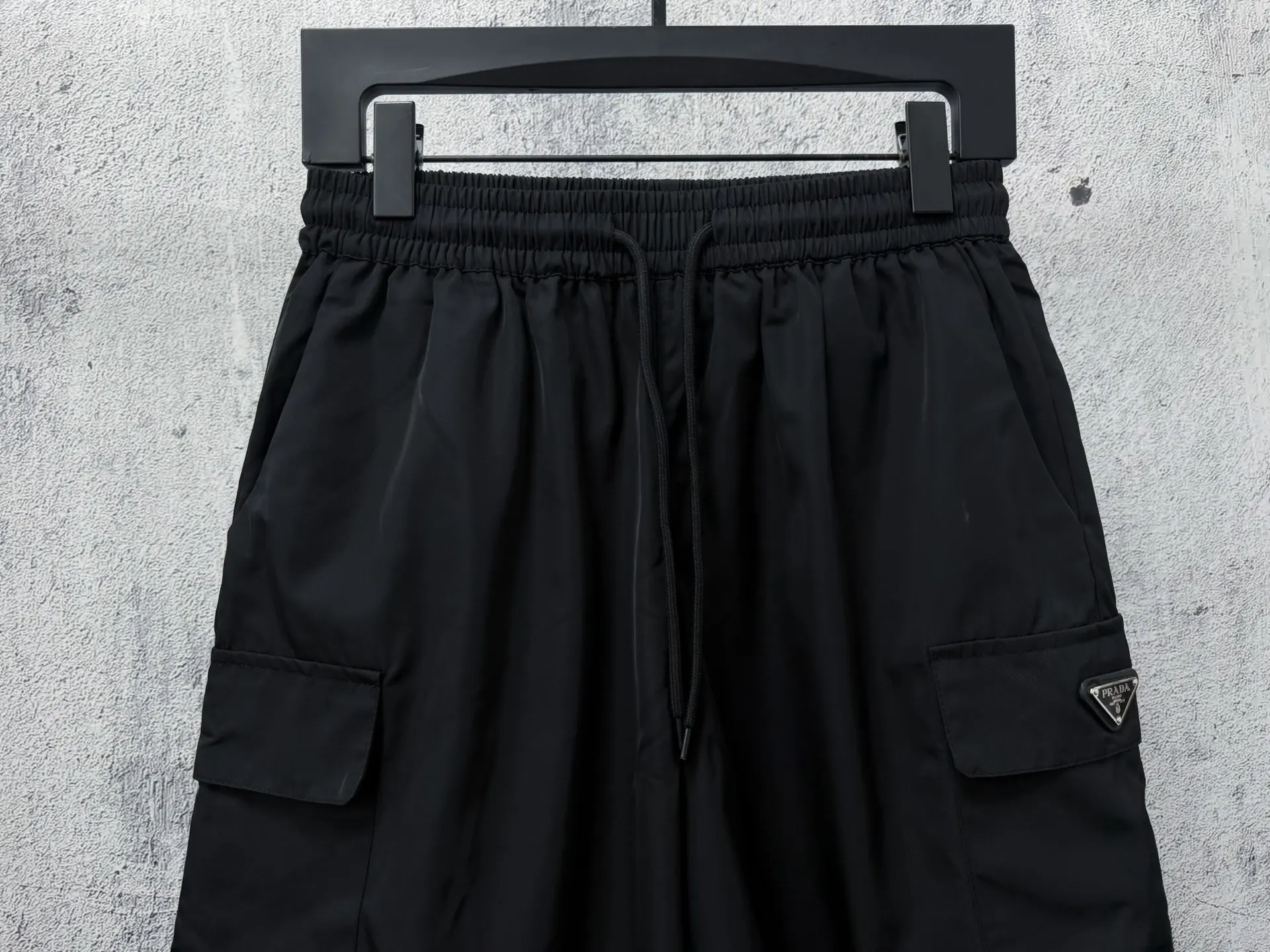 Logo-Plaque Re-Nylon Cargo Shorts D17011283 — view 4