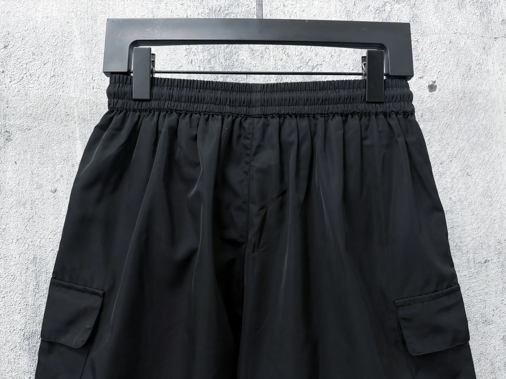 Logo-Plaque Re-Nylon Cargo Shorts D17011283 — view 5