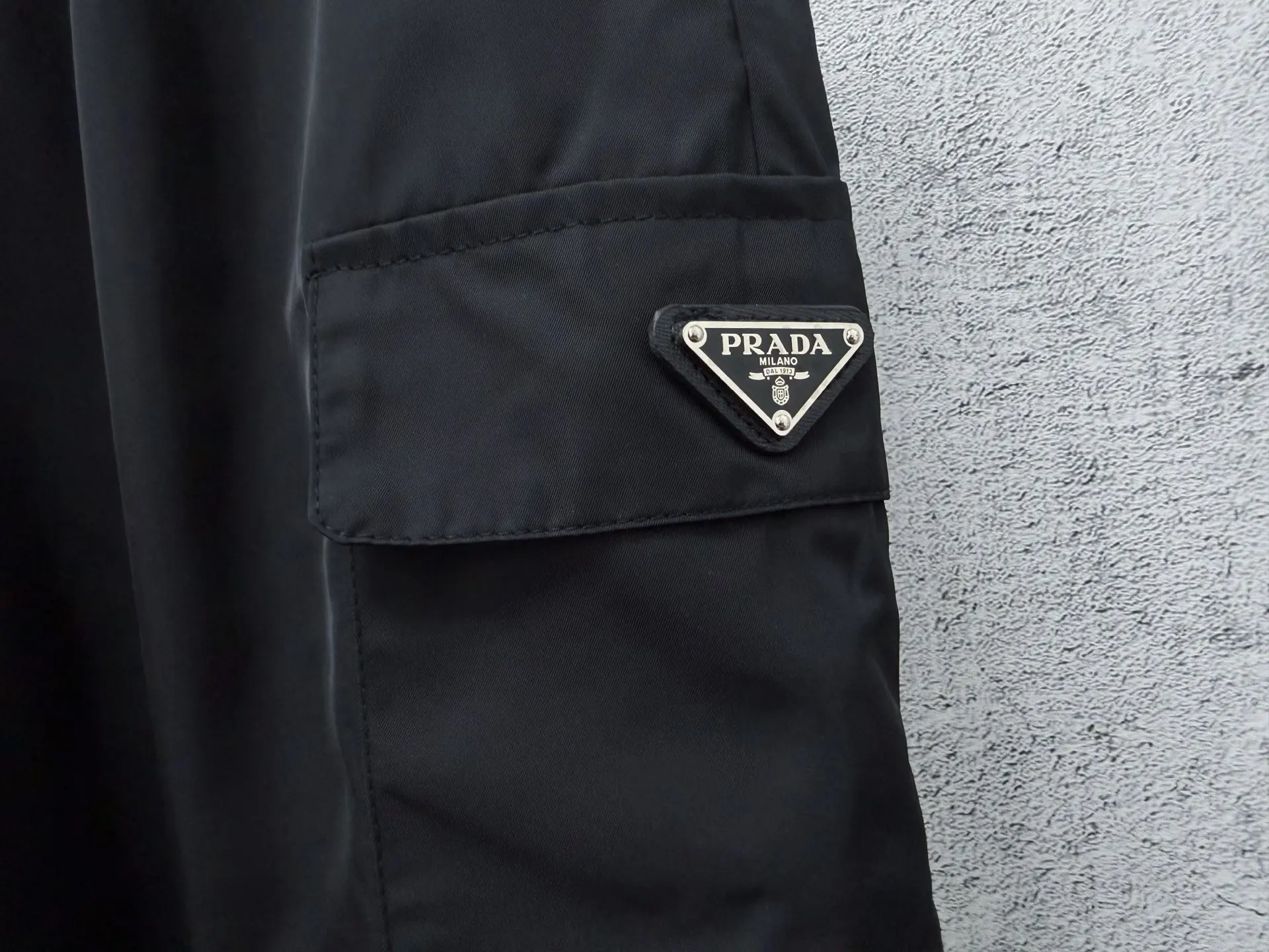 Logo-Plaque Re-Nylon Cargo Shorts D17011283 — view 6