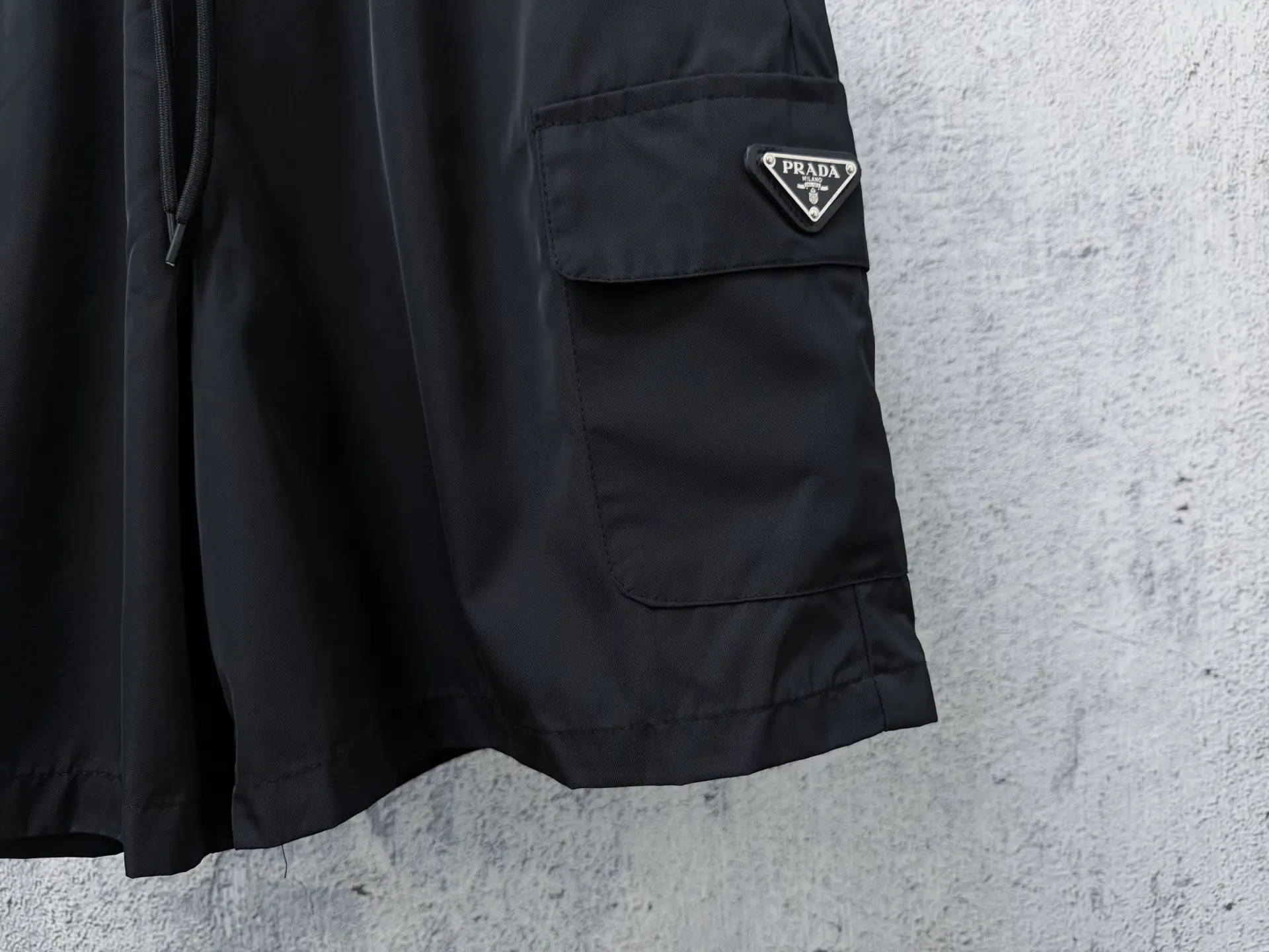 Logo-Plaque Re-Nylon Cargo Shorts D17011283 — view 7