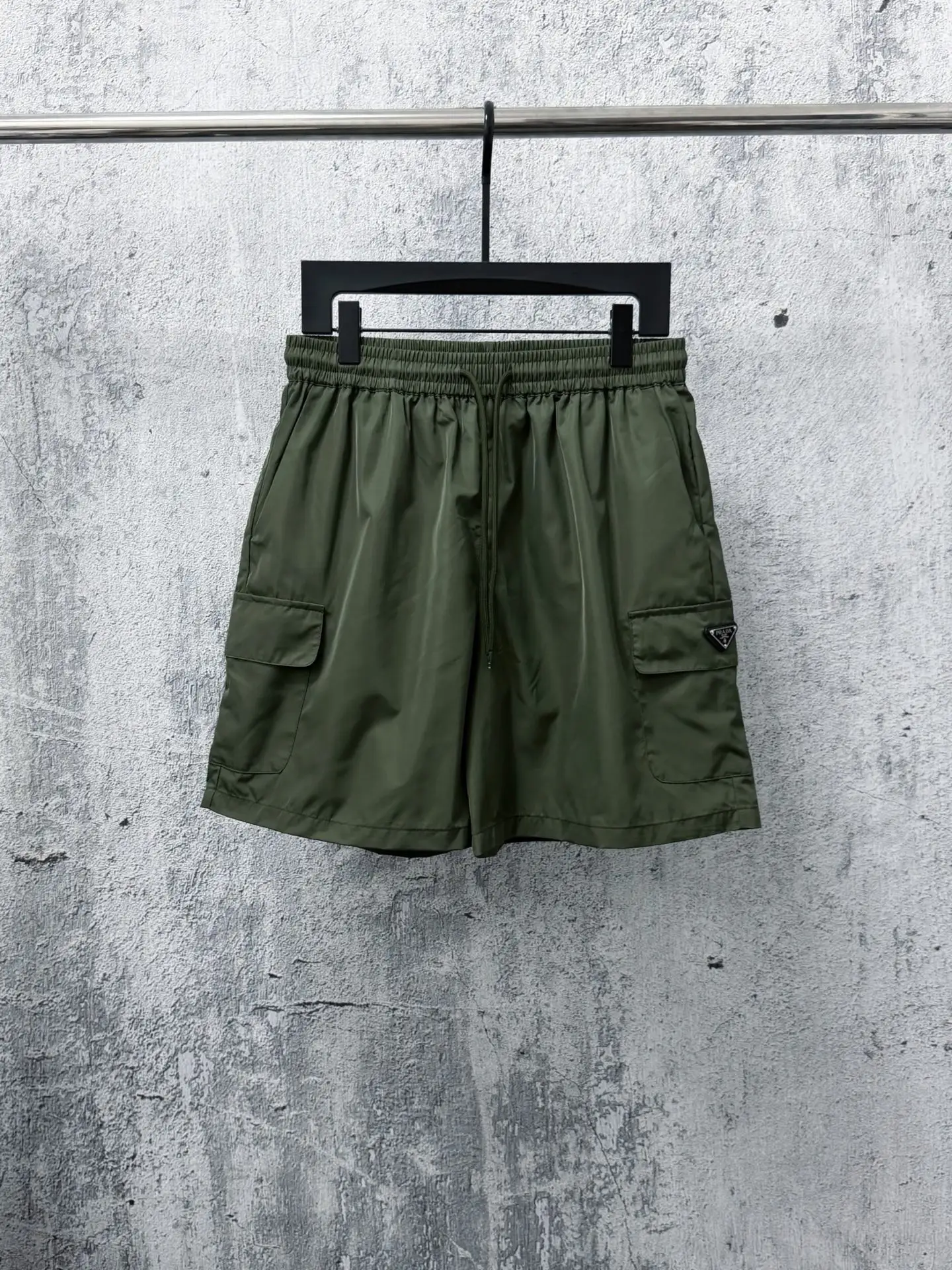 Logo-Plaque Re-Nylon Cargo Shorts D17011282