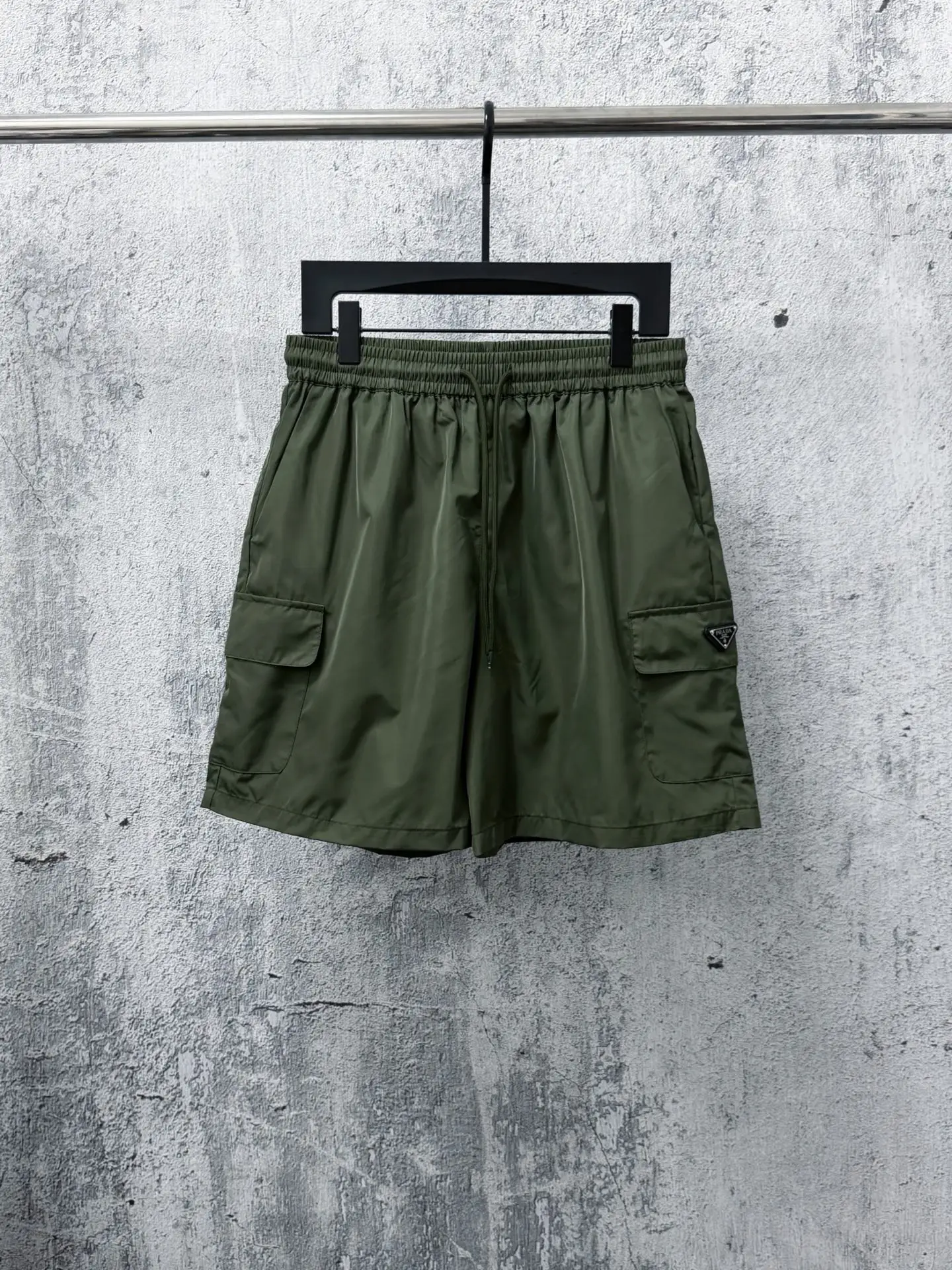 Logo-Plaque Re-Nylon Cargo Shorts D17011282