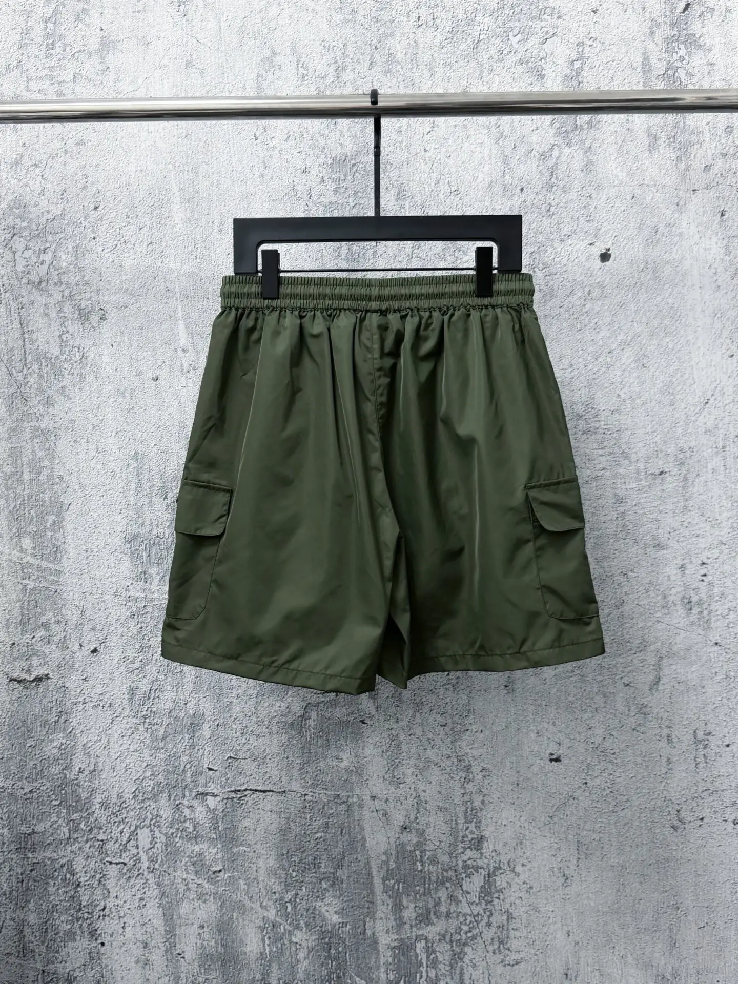 Logo-Plaque Re-Nylon Cargo Shorts D17011282 — view 2