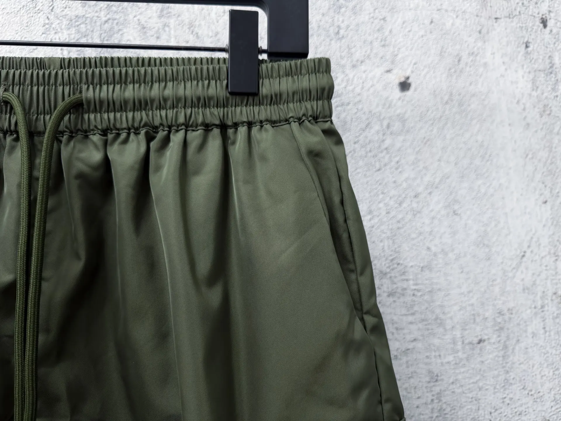 Logo-Plaque Re-Nylon Cargo Shorts D17011282 — view 3