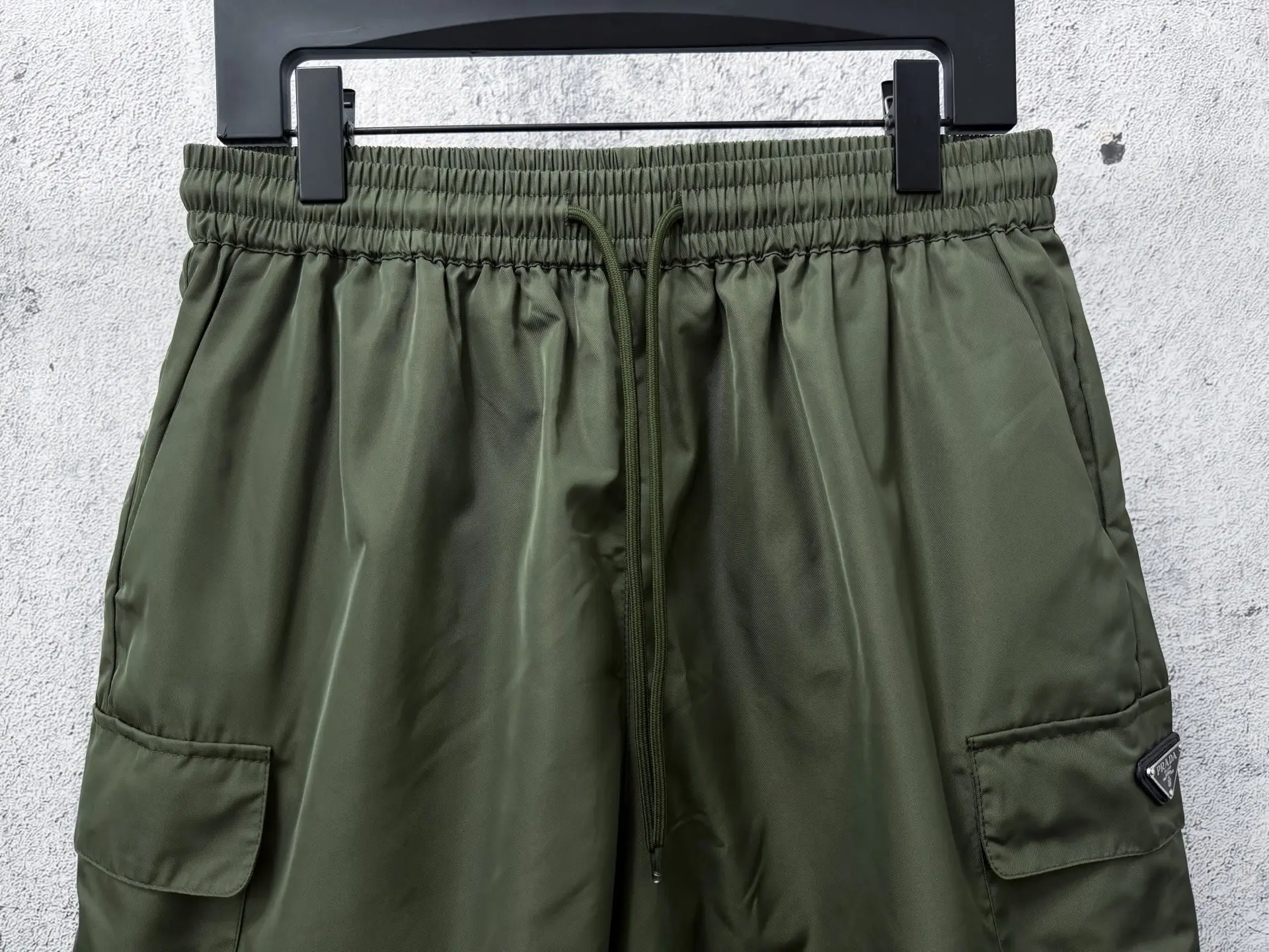 Logo-Plaque Re-Nylon Cargo Shorts D17011282 — view 4