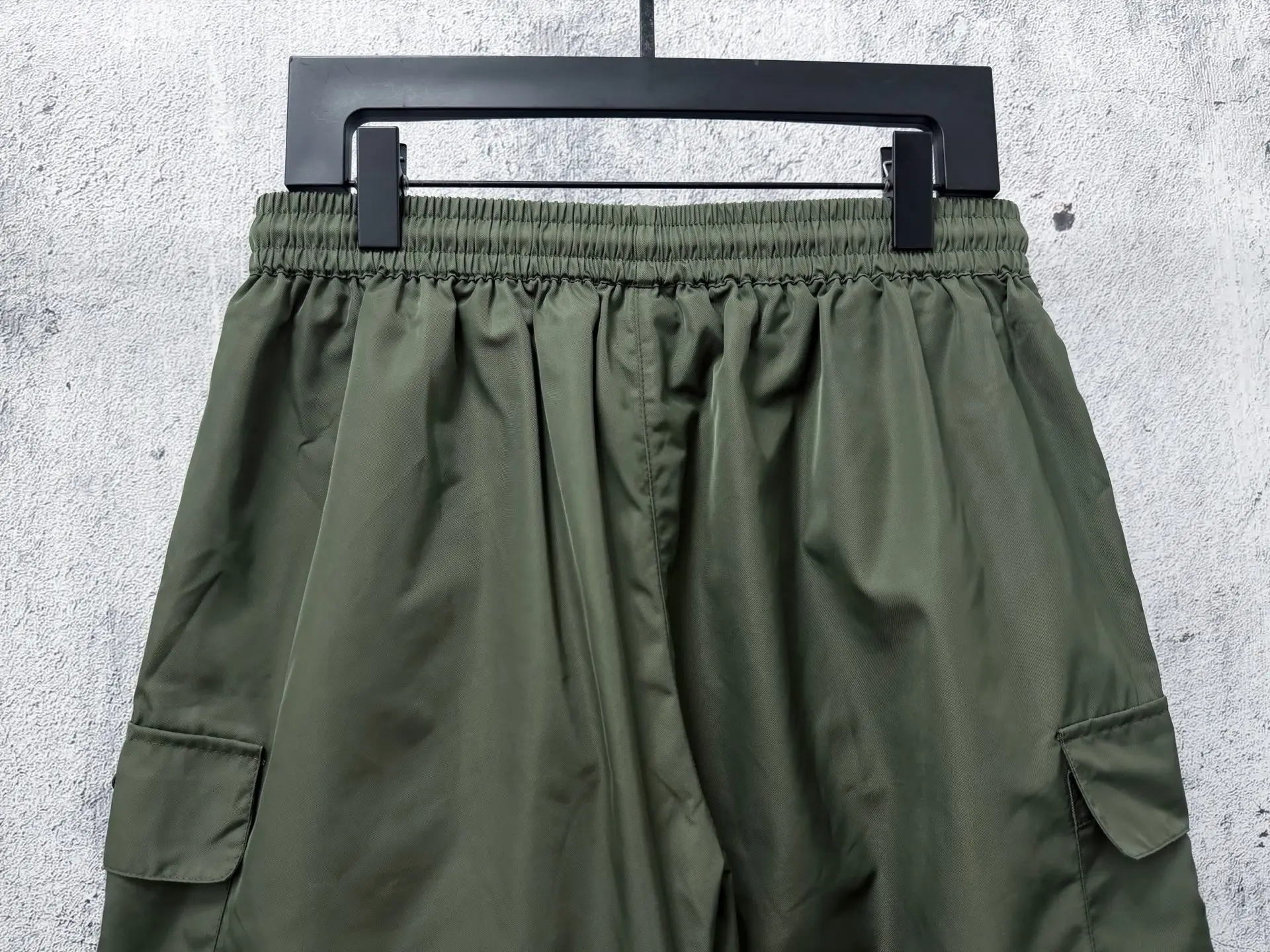 Logo-Plaque Re-Nylon Cargo Shorts D17011282 — view 5
