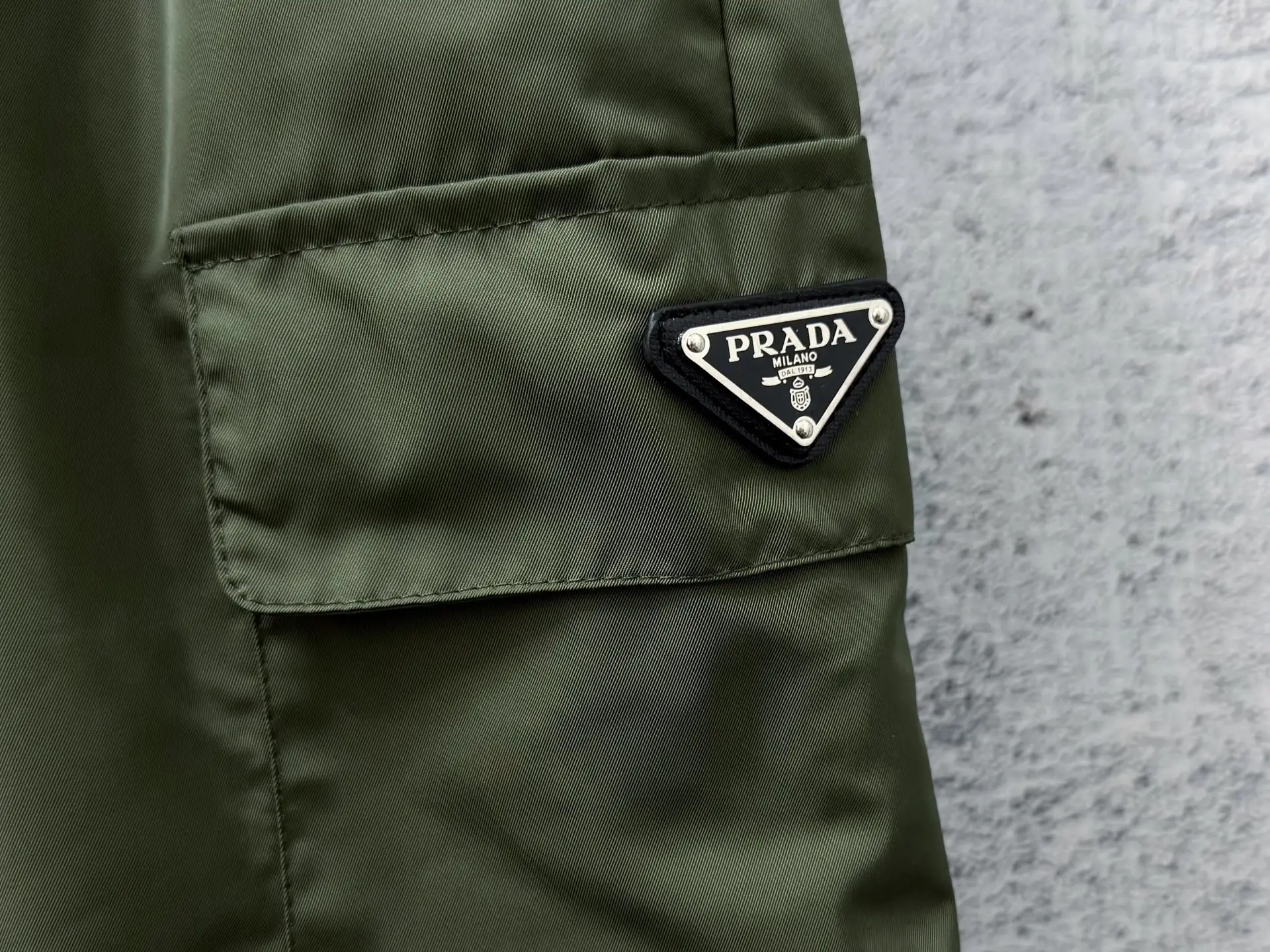Logo-Plaque Re-Nylon Cargo Shorts D17011282 — view 6
