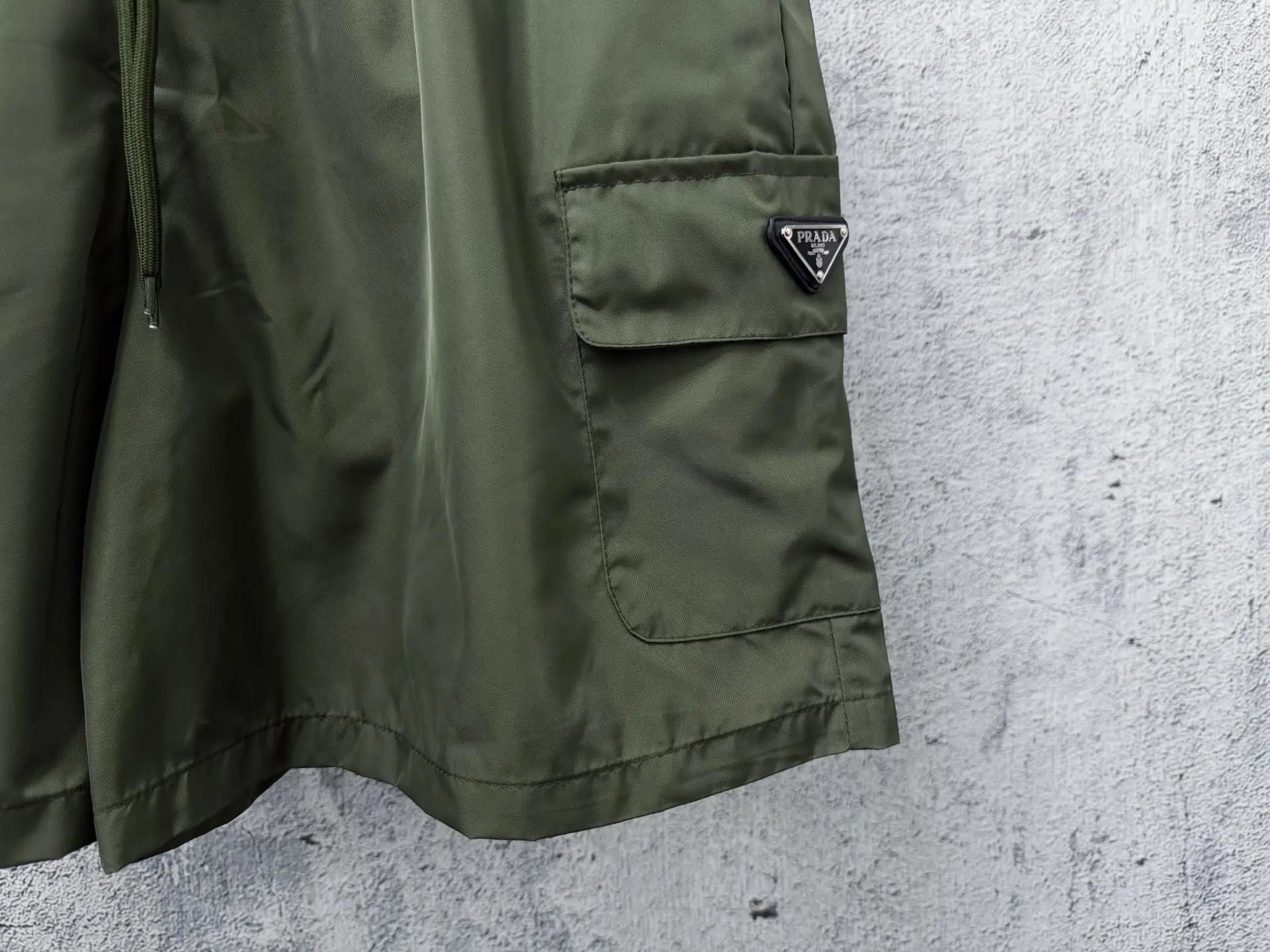 Logo-Plaque Re-Nylon Cargo Shorts D17011282 — view 7