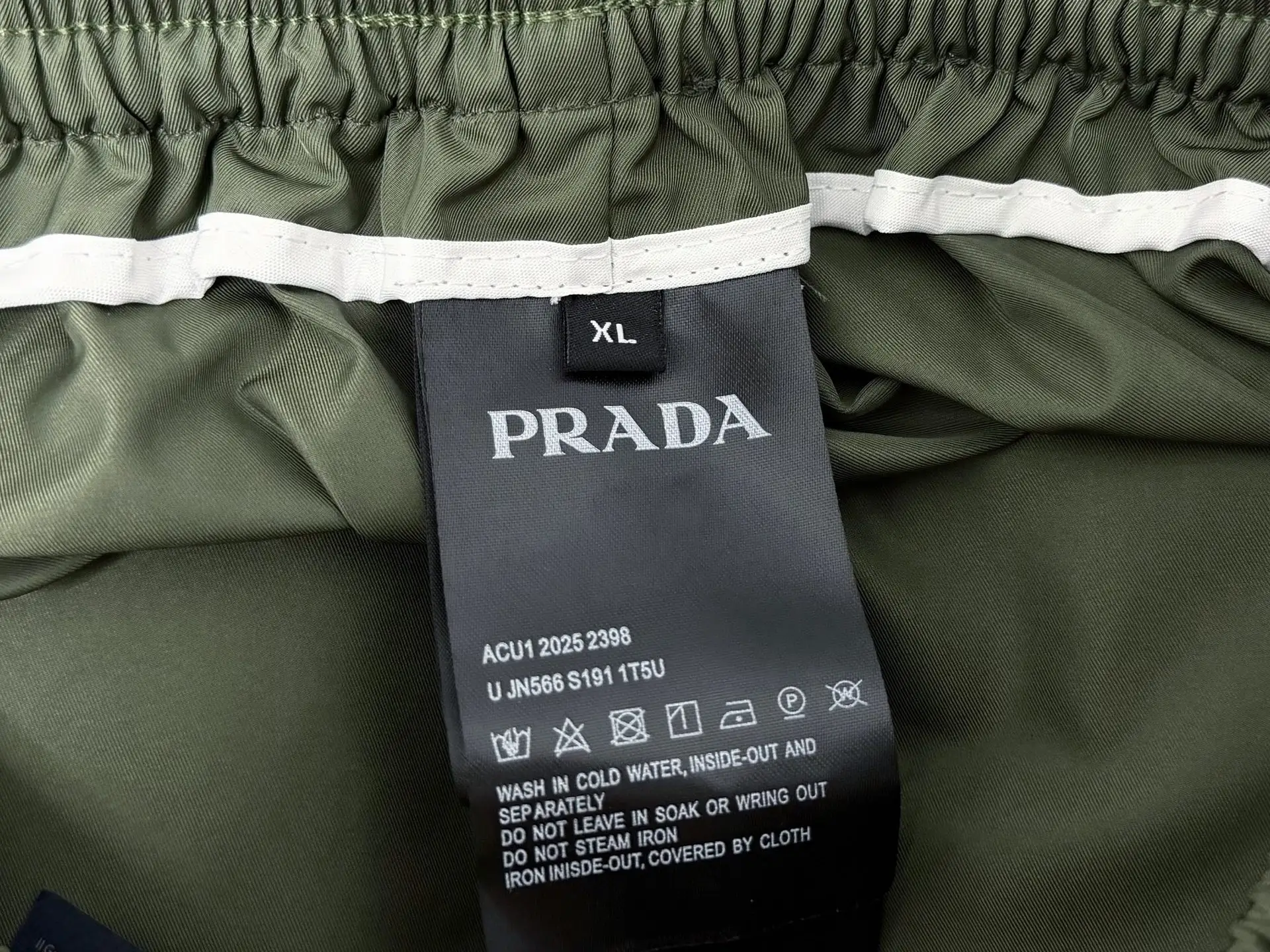 Logo-Plaque Re-Nylon Cargo Shorts D17011282 — view 8
