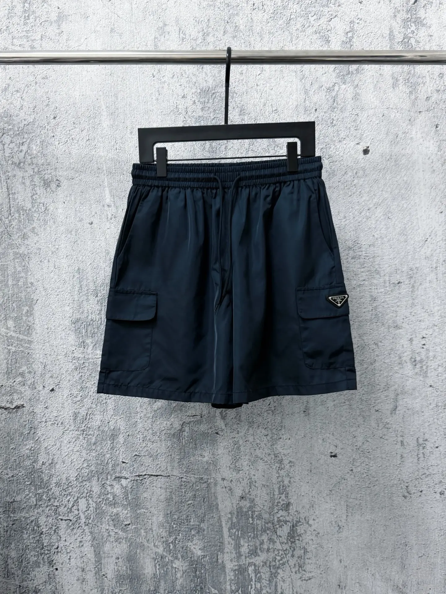 Logo-Plaque Re-Nylon Cargo Shorts D17011281