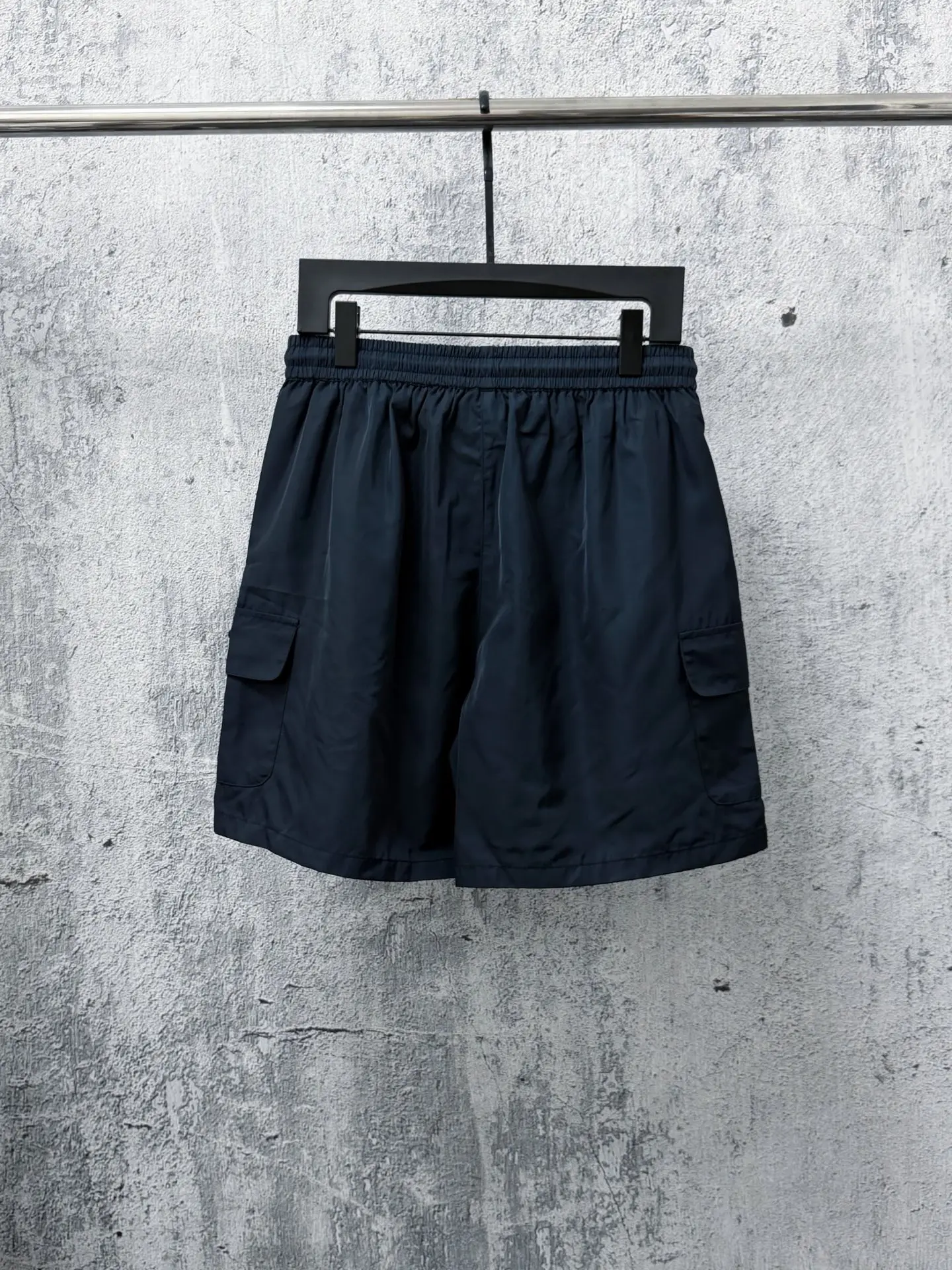 Logo-Plaque Re-Nylon Cargo Shorts D17011281 — view 2