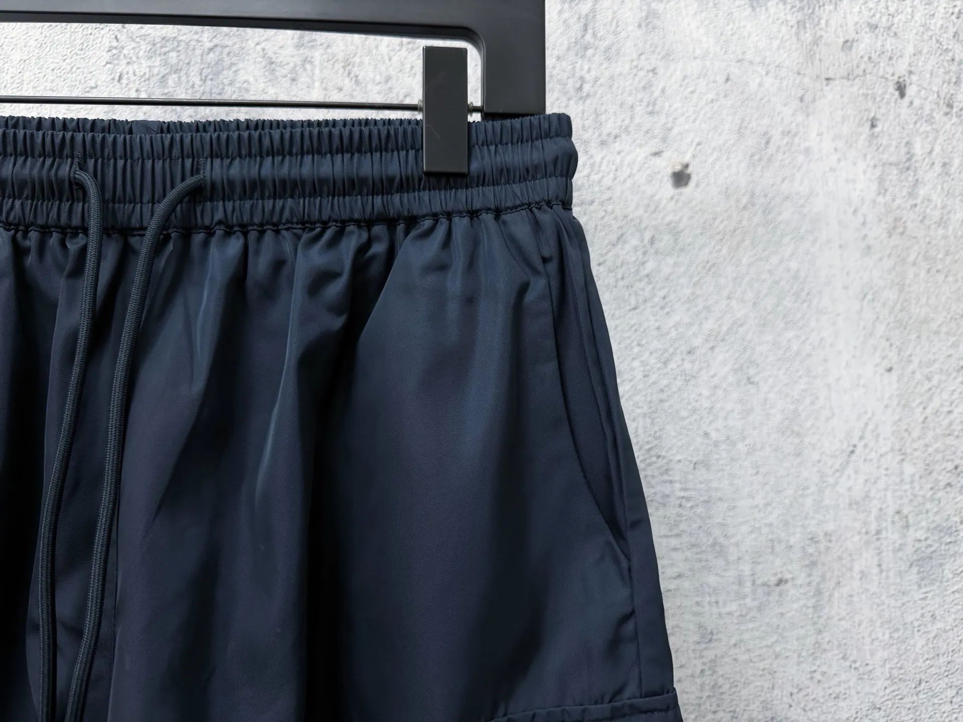 Logo-Plaque Re-Nylon Cargo Shorts D17011281 — view 3