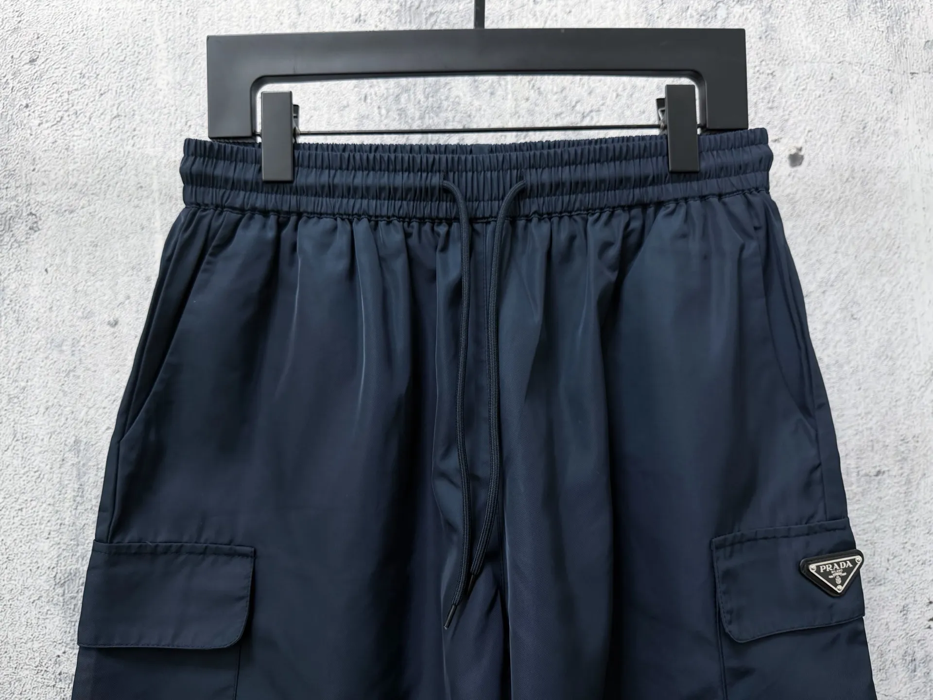 Logo-Plaque Re-Nylon Cargo Shorts D17011281 — view 4