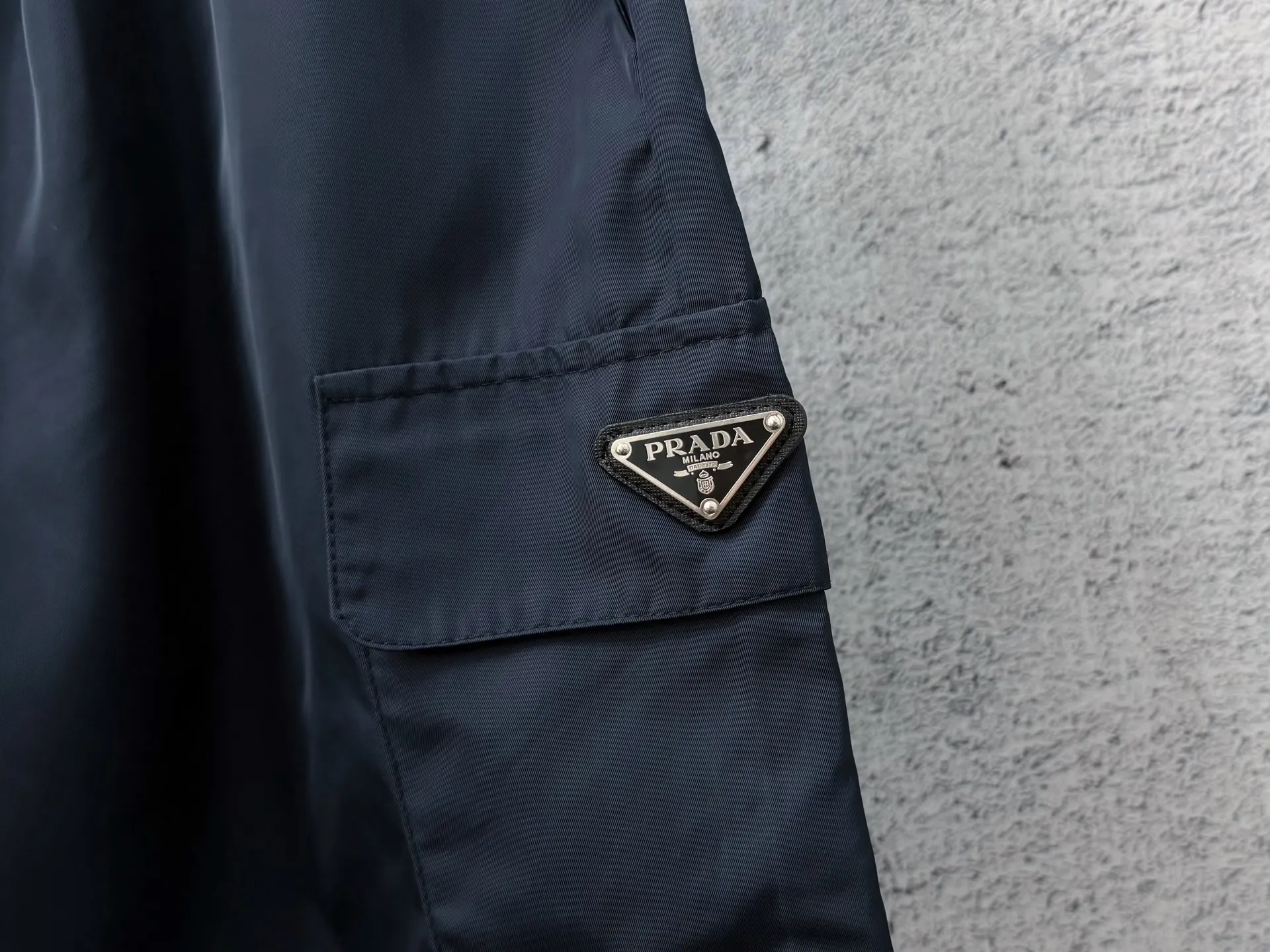 Logo-Plaque Re-Nylon Cargo Shorts D17011281 — view 6