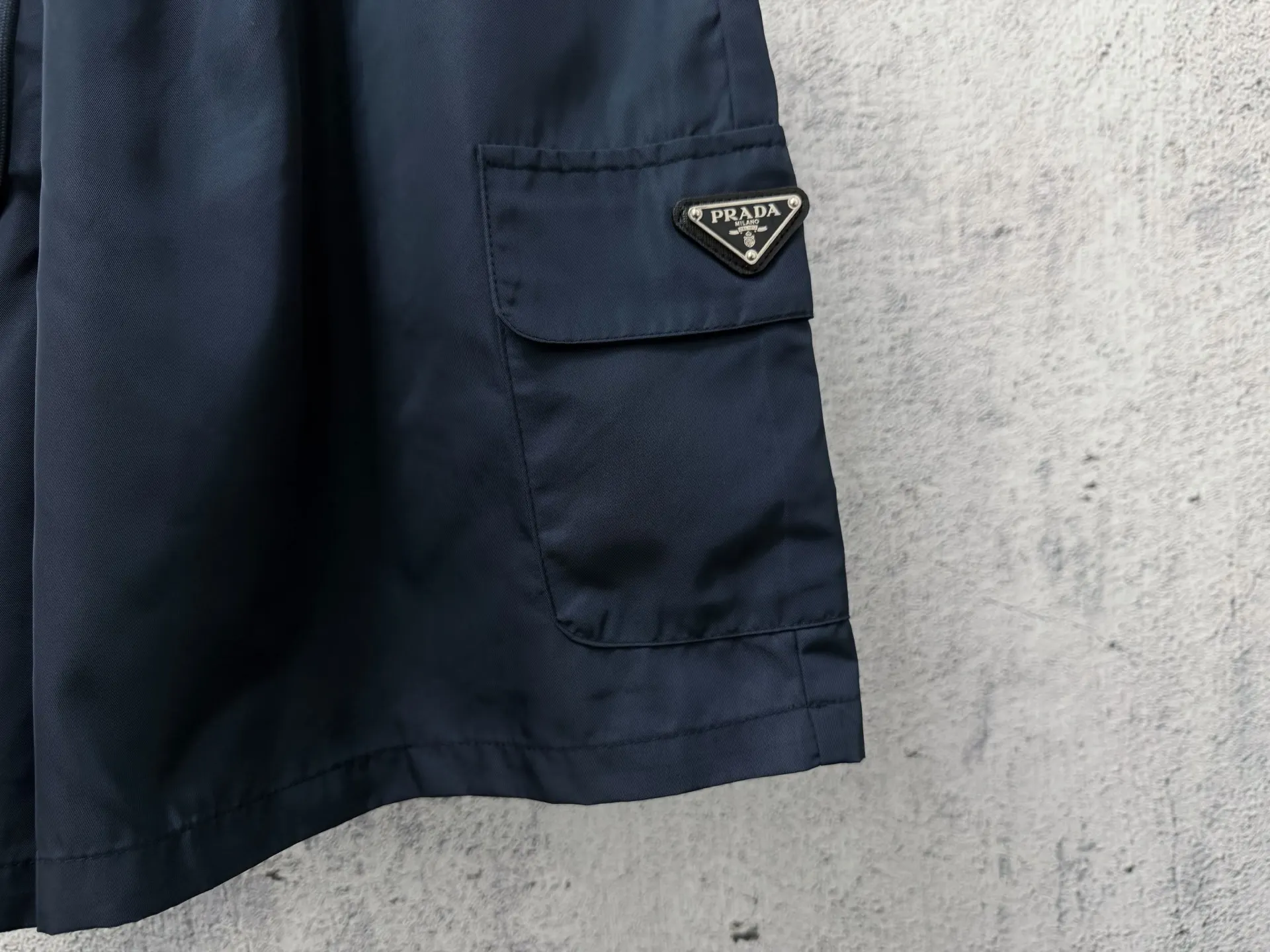 Logo-Plaque Re-Nylon Cargo Shorts D17011281 — view 7