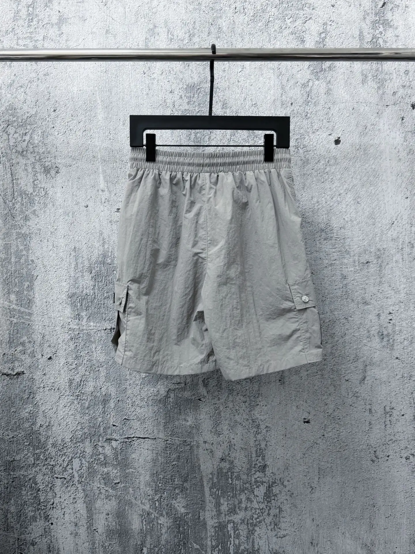 Logo-Patch Crinkled Nylon Cargo Shorts D18011279 — view 2
