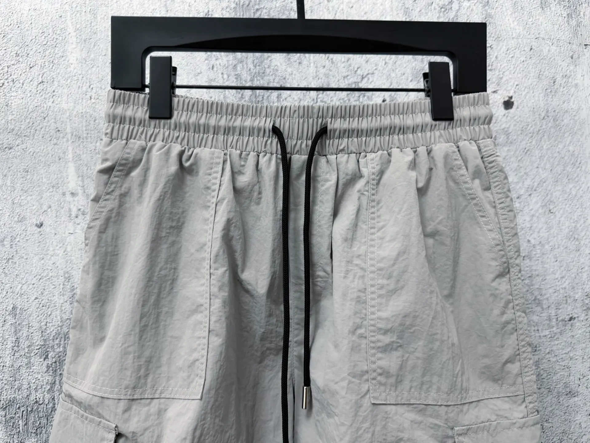 Logo-Patch Crinkled Nylon Cargo Shorts D18011279 — view 4