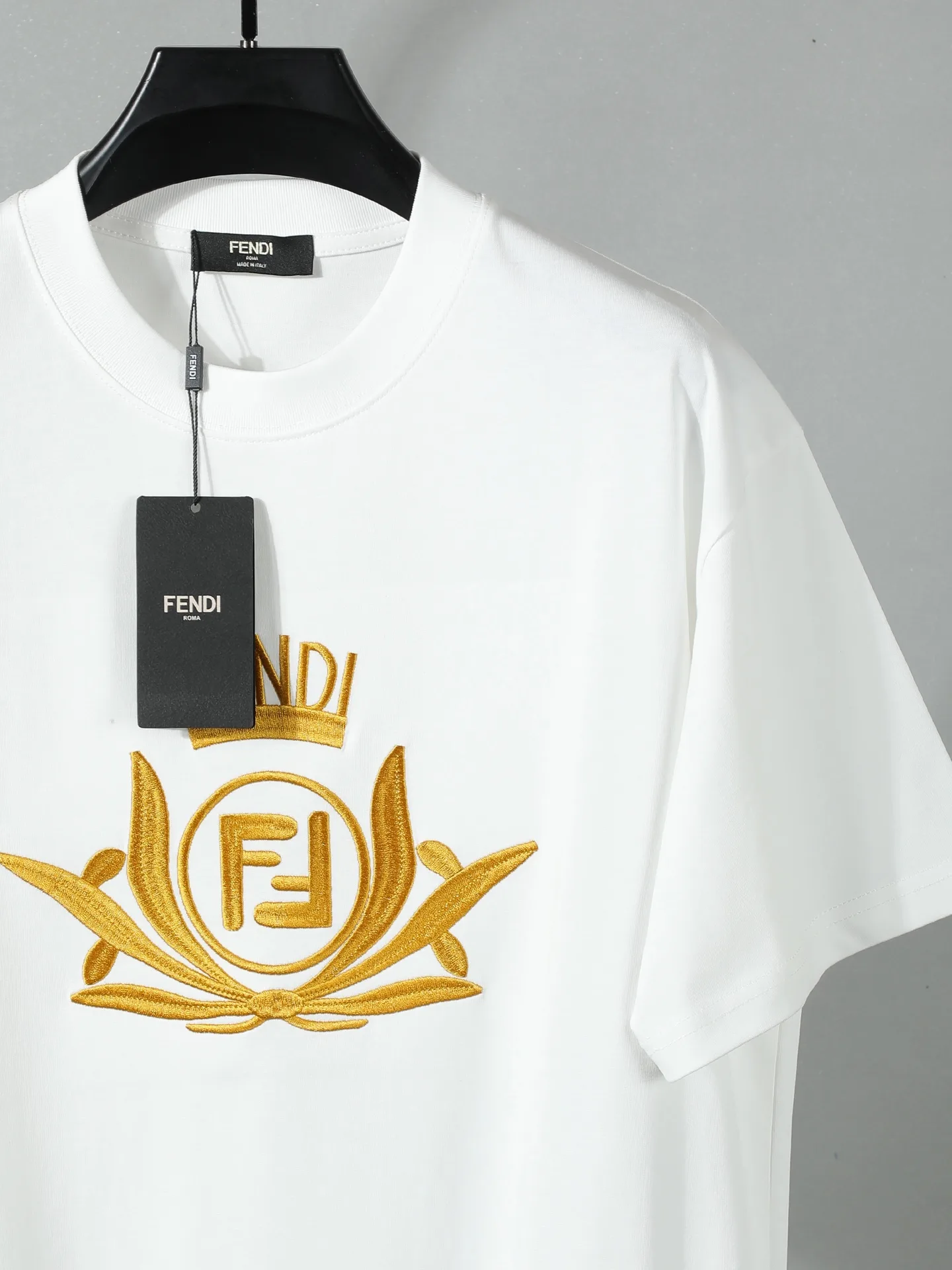 Embroidered Logo Crest Cotton T-Shirt D14011242 — view 3