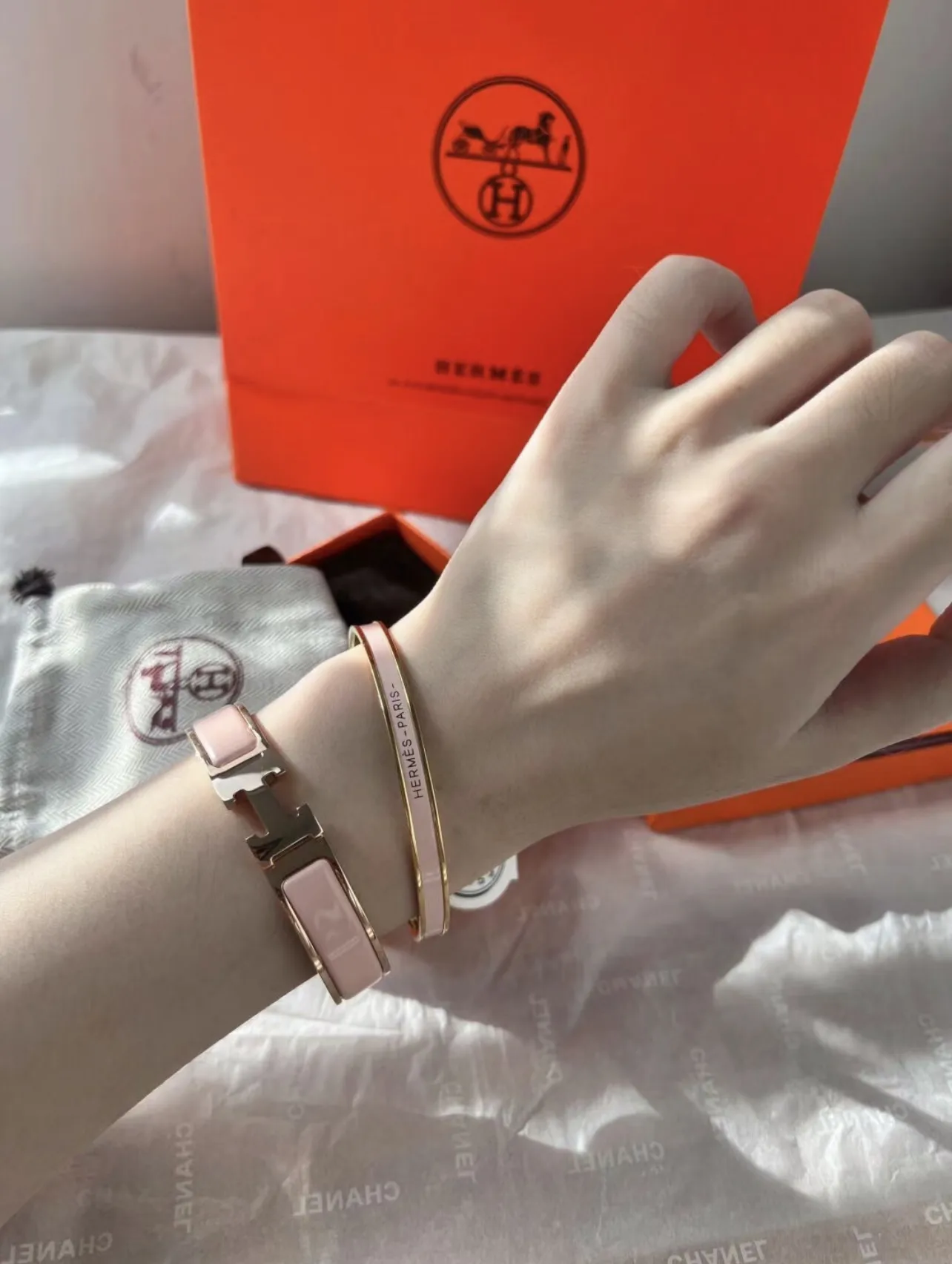 Narrow Enamel Bangle in Rose Gold D15517544 — view 9
