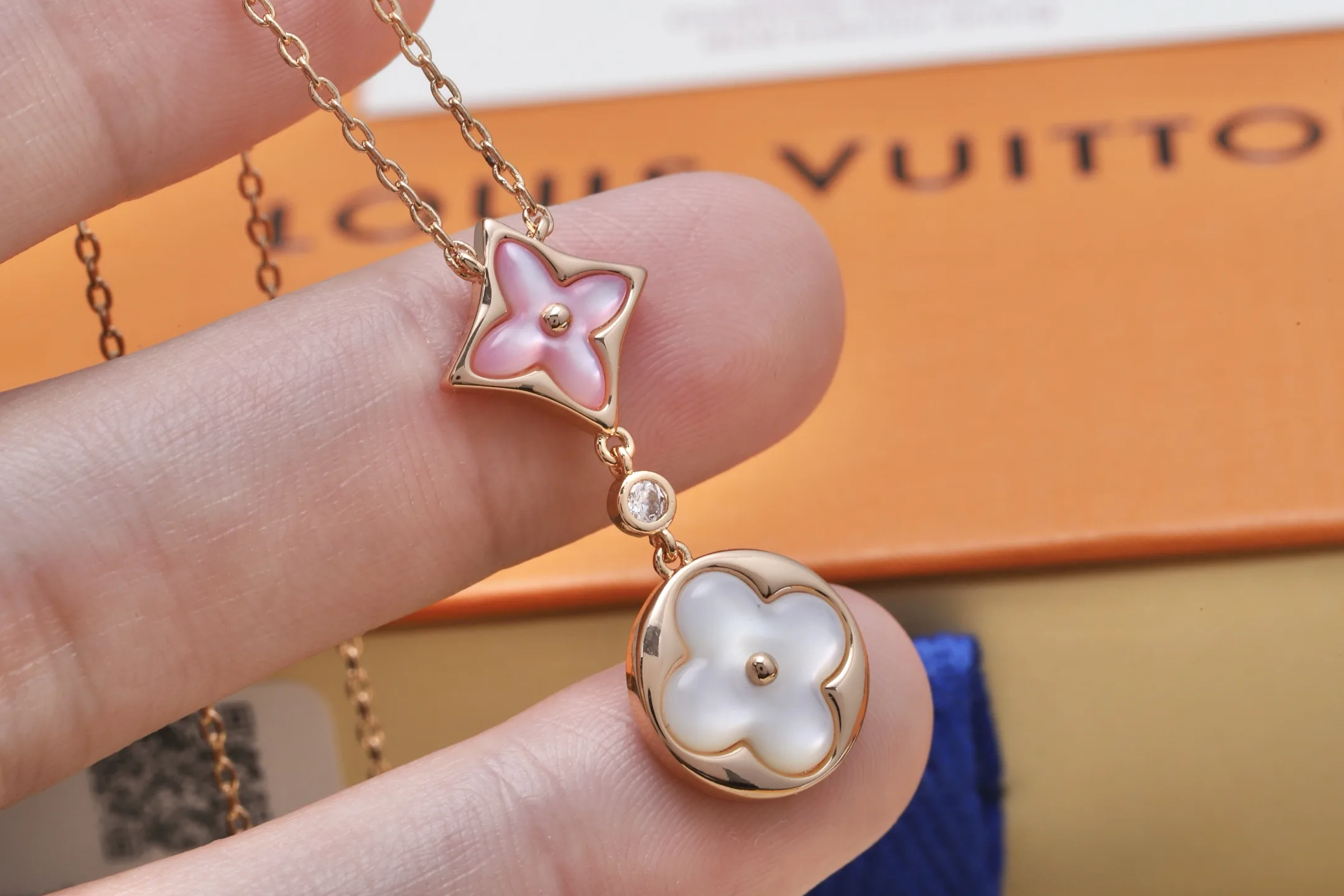 Mother-of-Pearl Floral Pendant Necklace (Gold-Plated Brass) D13016809 — view 4