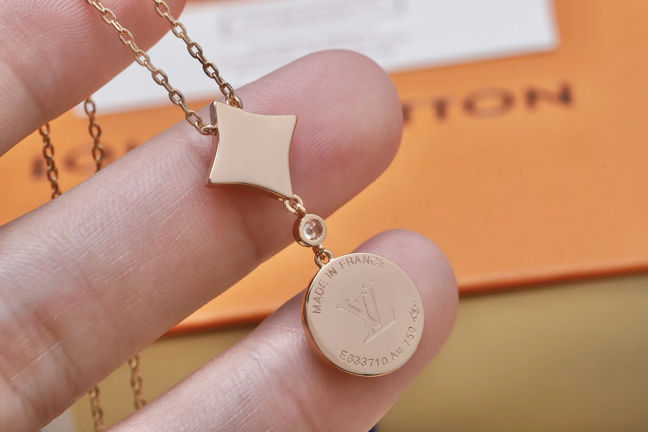 Mother-of-Pearl Floral Pendant Necklace (Gold-Plated Brass) D13016809 — view 5